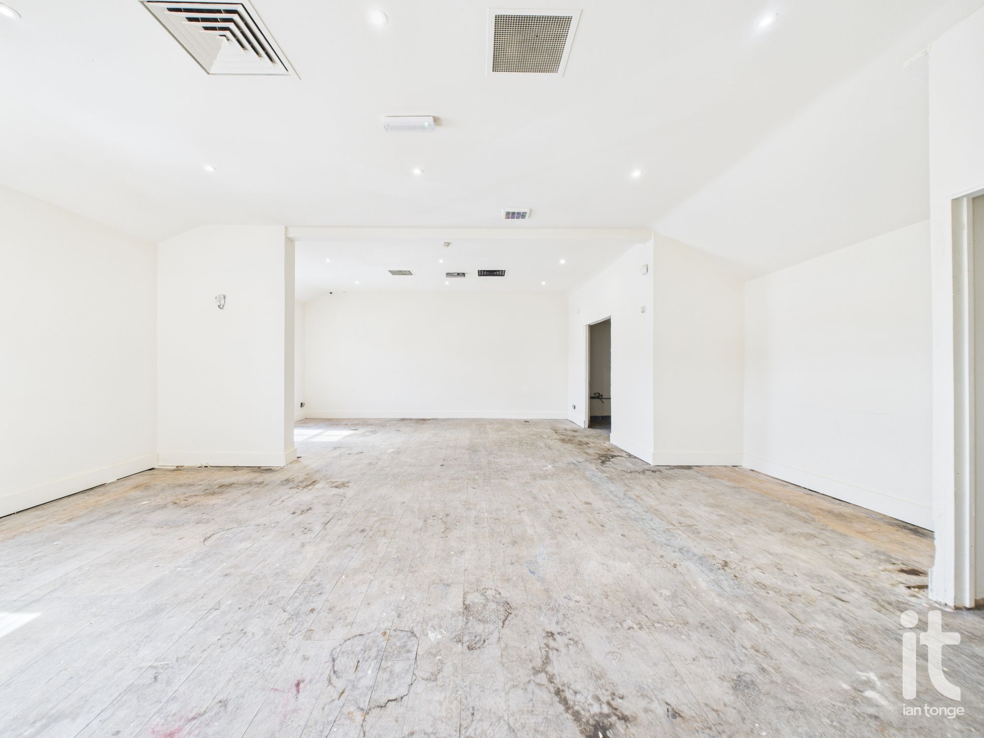 Commercial Property Under Offer in Stockport - Photograph 12.