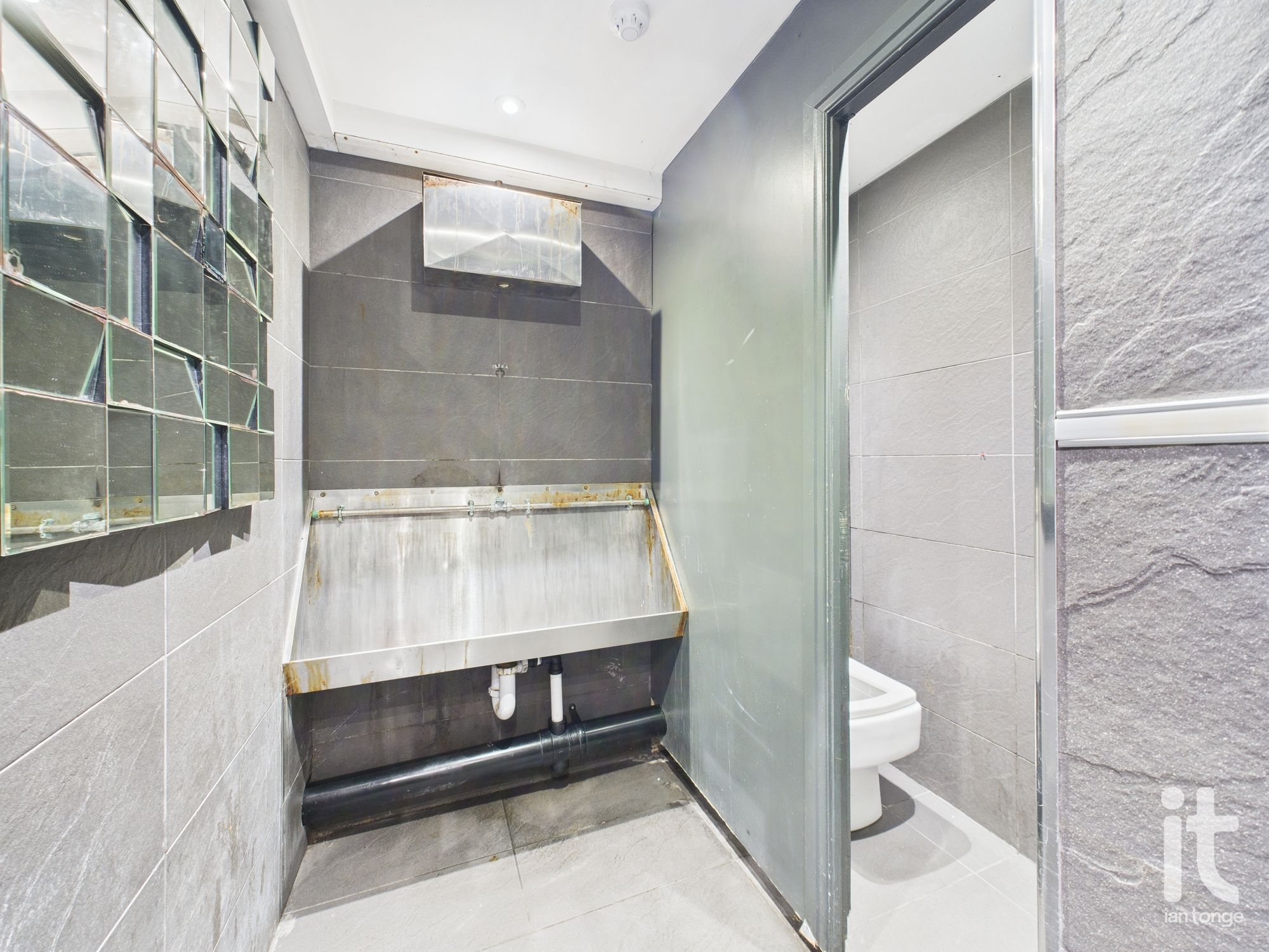 Commercial Property Under Offer in Stockport - Photograph 8.