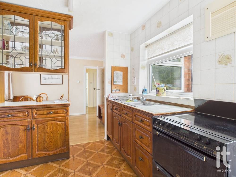 2 bedroom detached bungalow For Sale in Stockport - Photograph 9.