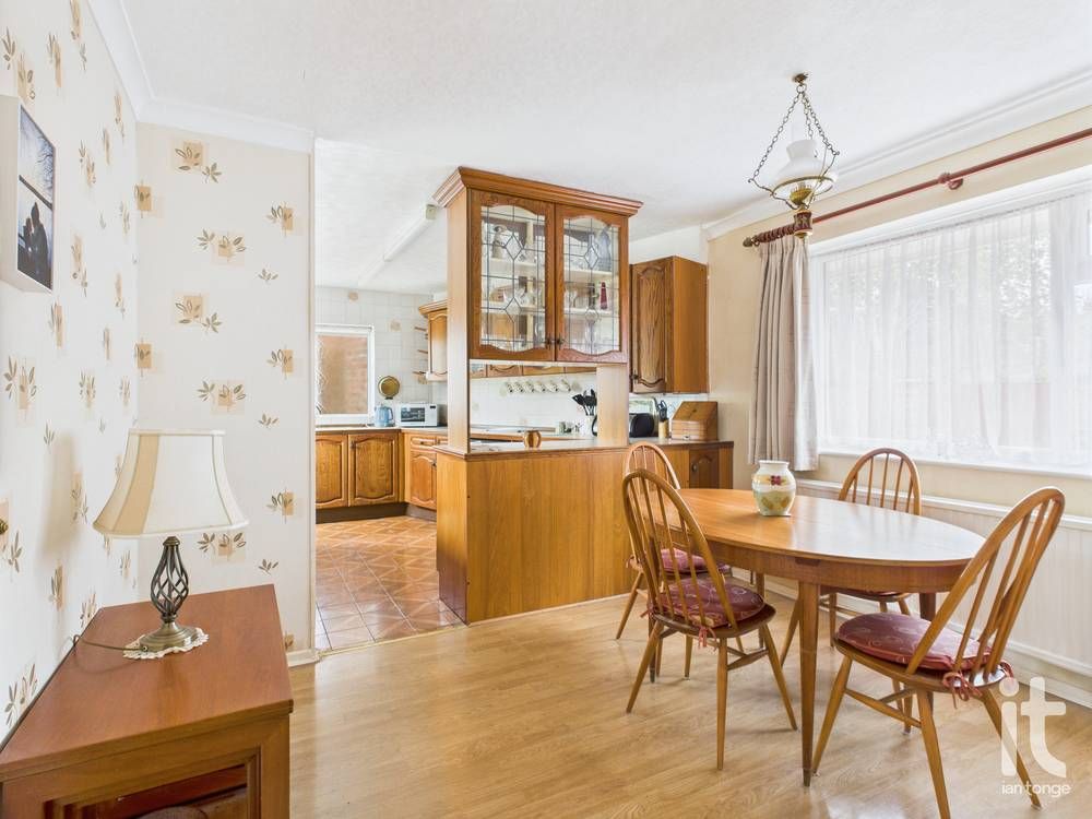 2 bedroom detached bungalow For Sale in Stockport - Photograph 7.