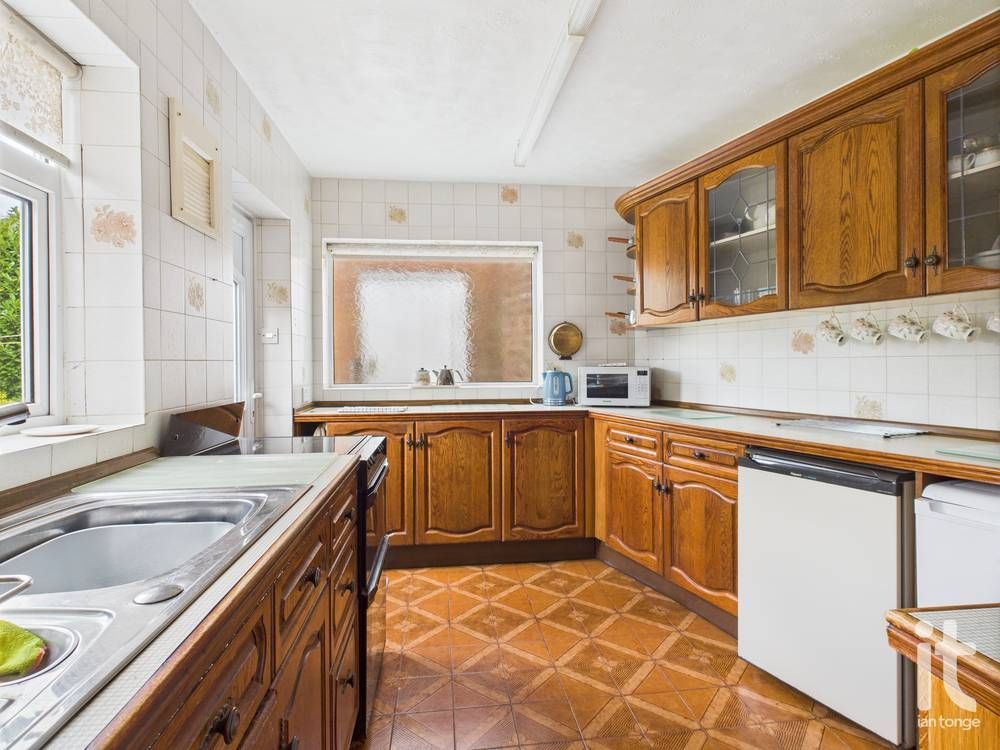 2 bedroom detached bungalow For Sale in Stockport - Photograph 8.