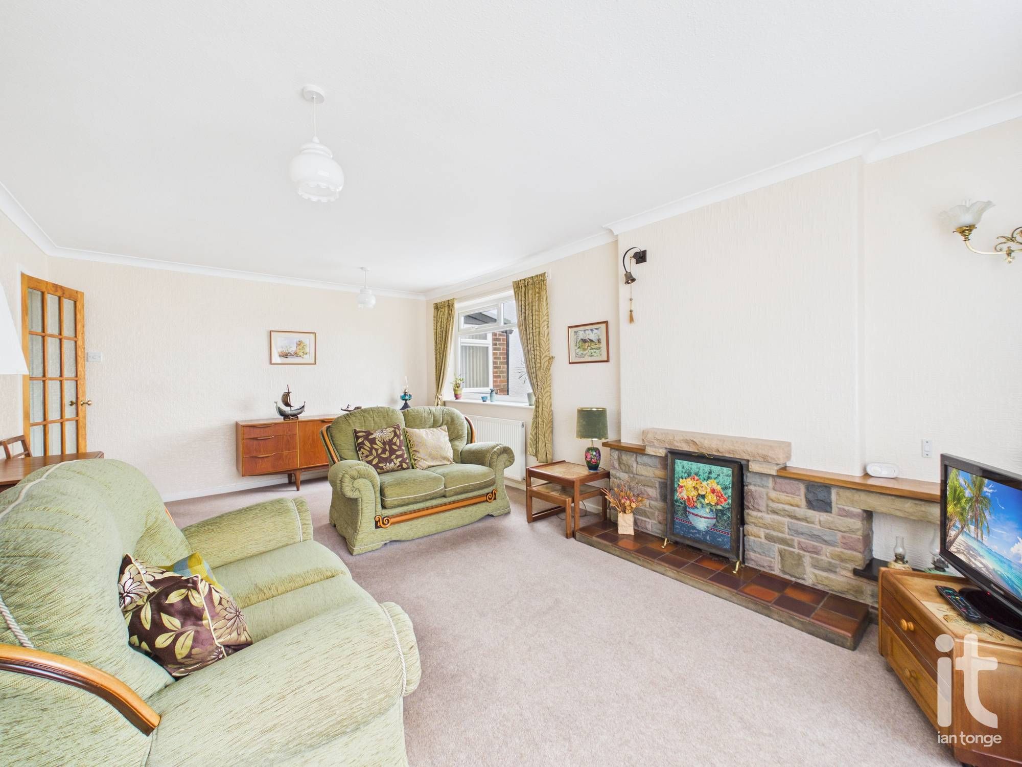 2 bedroom detached bungalow For Sale in Stockport - Photograph 2.