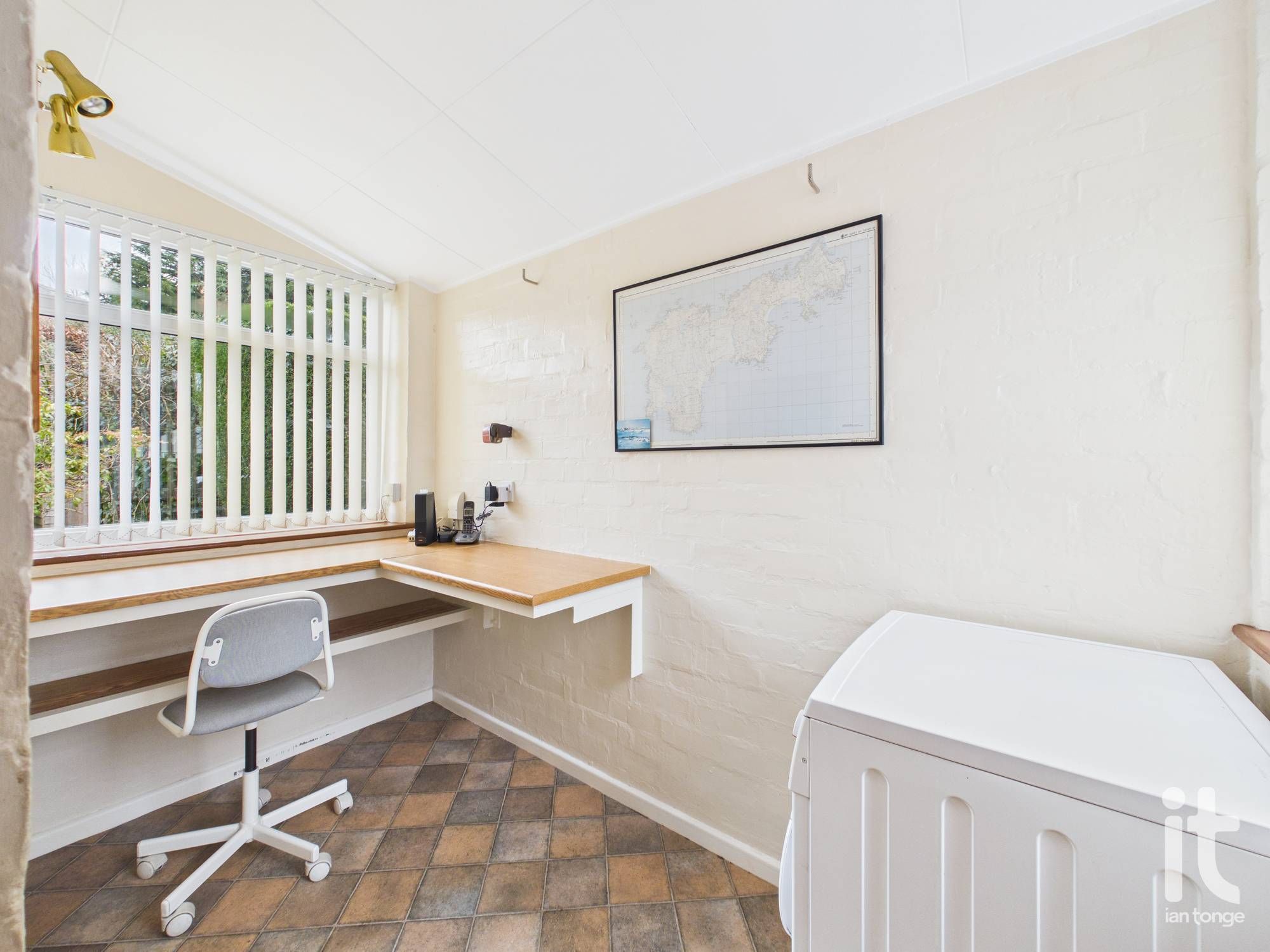 2 bedroom detached bungalow For Sale in Stockport - Photograph 7.