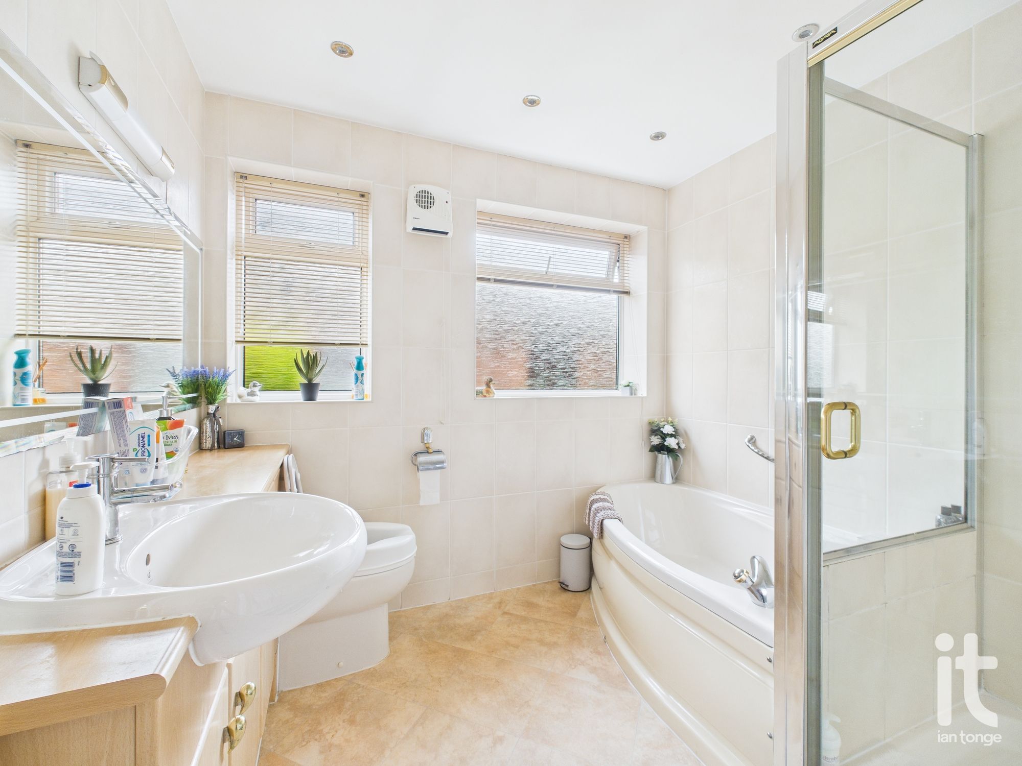 2 bedroom detached bungalow For Sale in Stockport - Photograph 11.