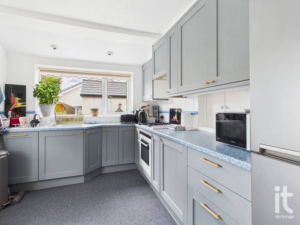 2 bedroom detached bungalow For Sale in Stockport - Photograph 9.