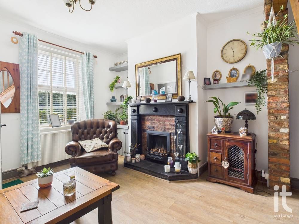 2 bedroom end terraced house Under Offer in Stockport - Photograph 2.