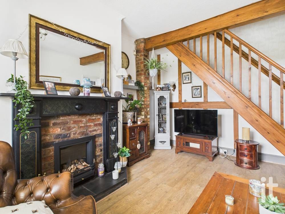 2 bedroom end terraced house Under Offer in Stockport - Photograph 6.