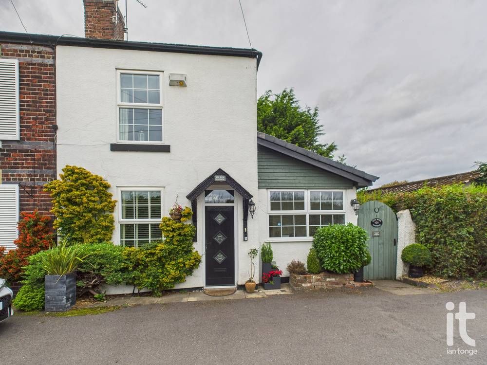 2 bedroom end terraced house Under Offer in Stockport - Photograph 1.