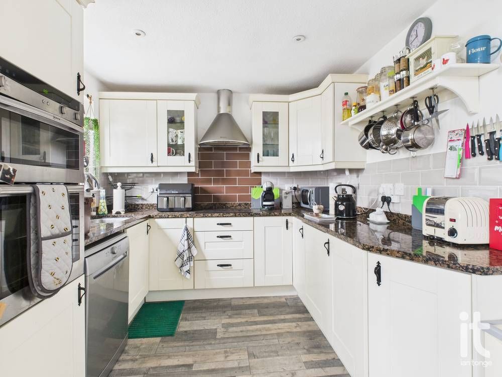 2 bedroom end terraced house Under Offer in Stockport - Photograph 4.