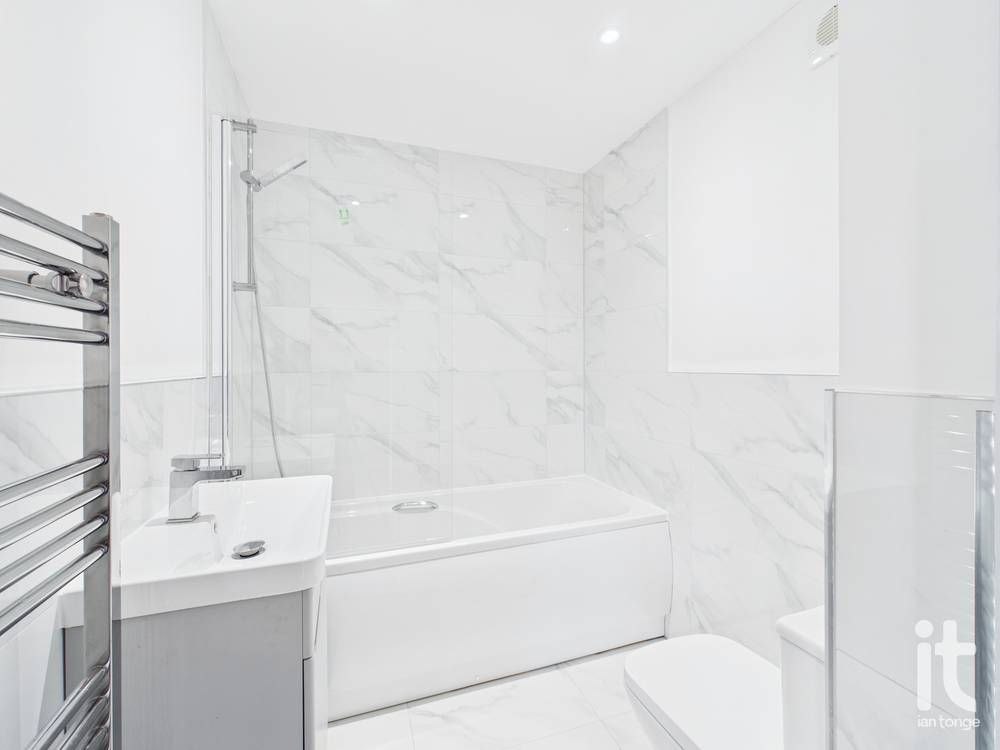 2 bedroom apartment flat/apartment Let in Stockport - Photograph 8.