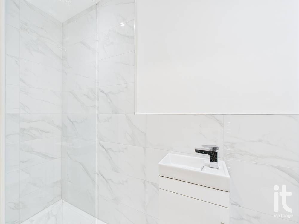 2 bedroom apartment flat/apartment Let in Stockport - Photograph 11.