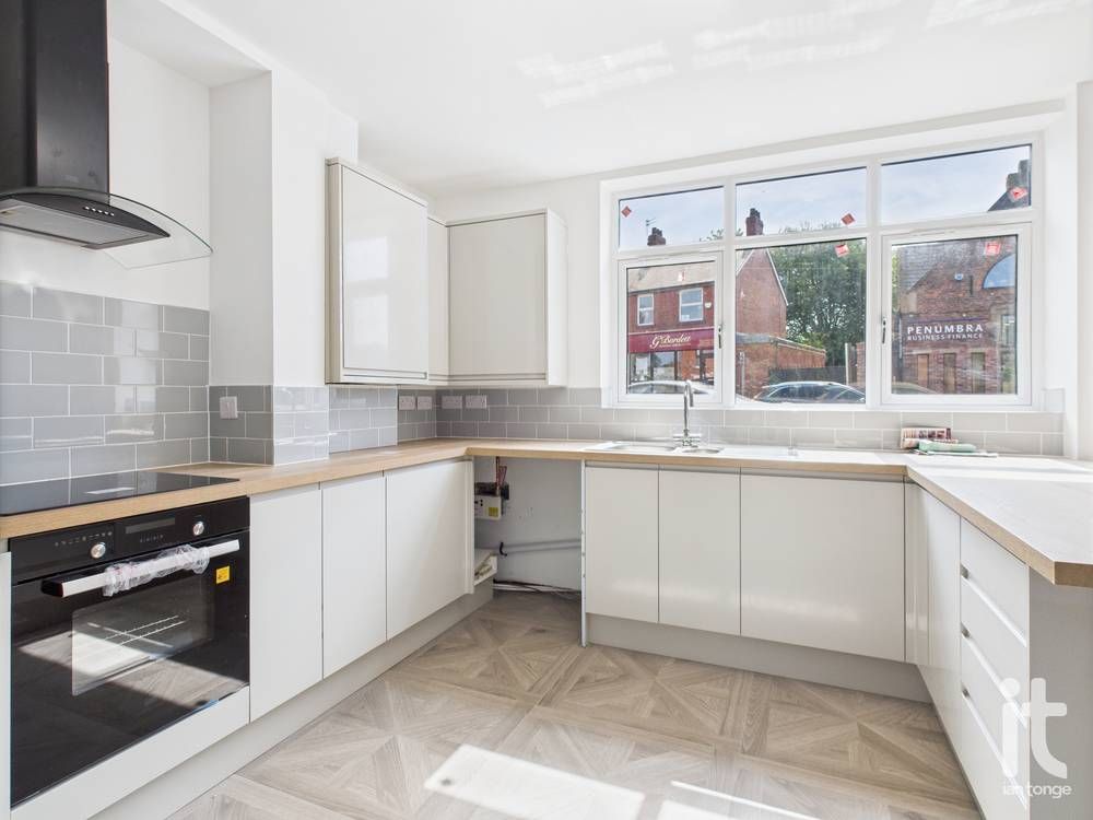 2 bedroom apartment flat/apartment Let in Stockport - Photograph 4.