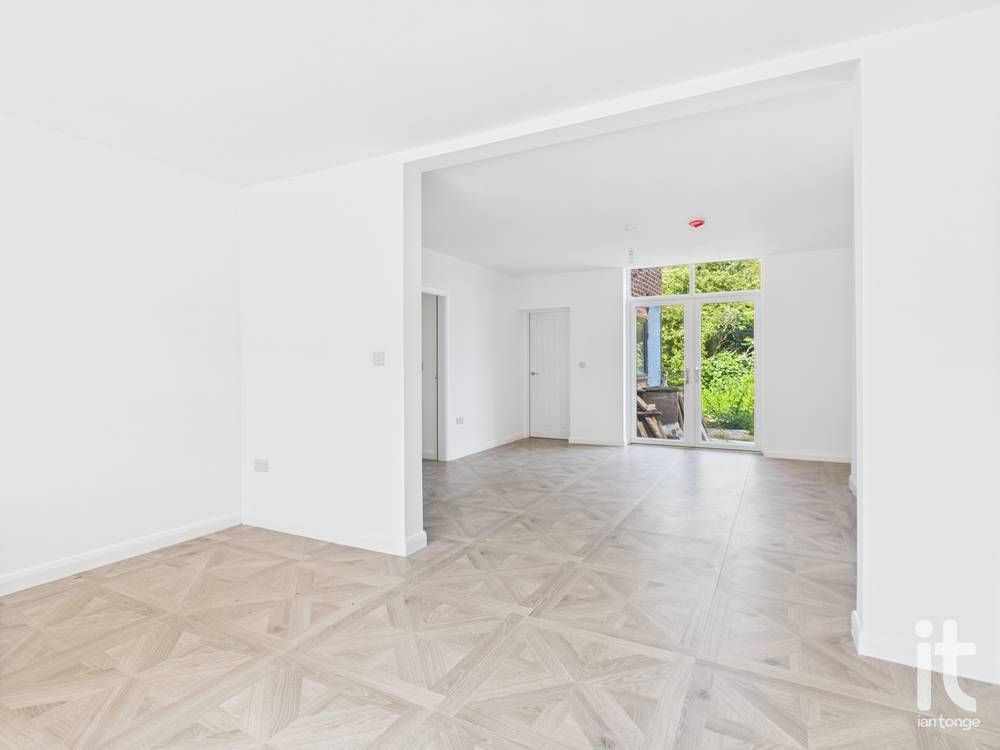 2 bedroom apartment flat/apartment Let in Stockport - Photograph 2.