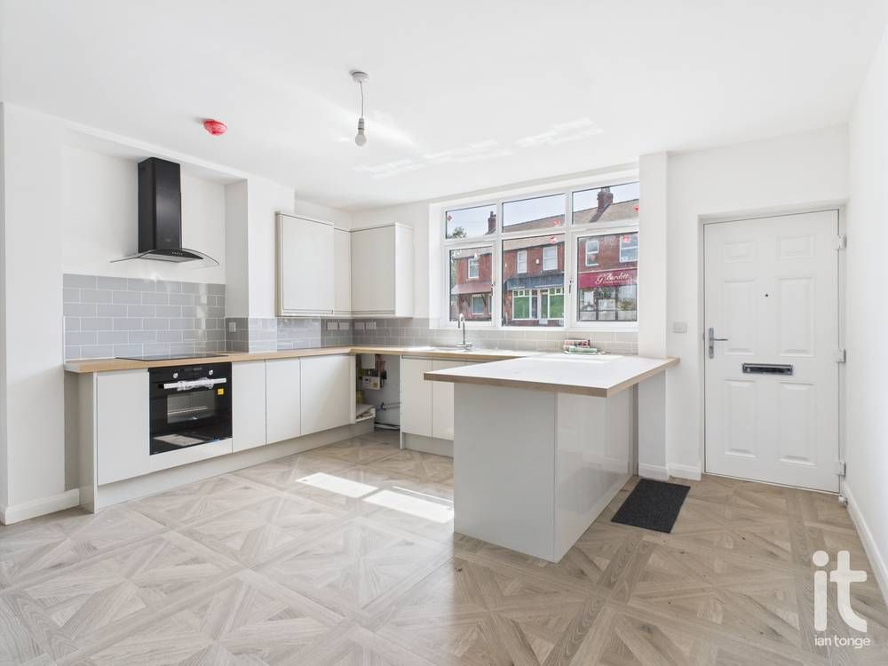 2 bedroom apartment flat/apartment Let in Stockport - Photograph 3.