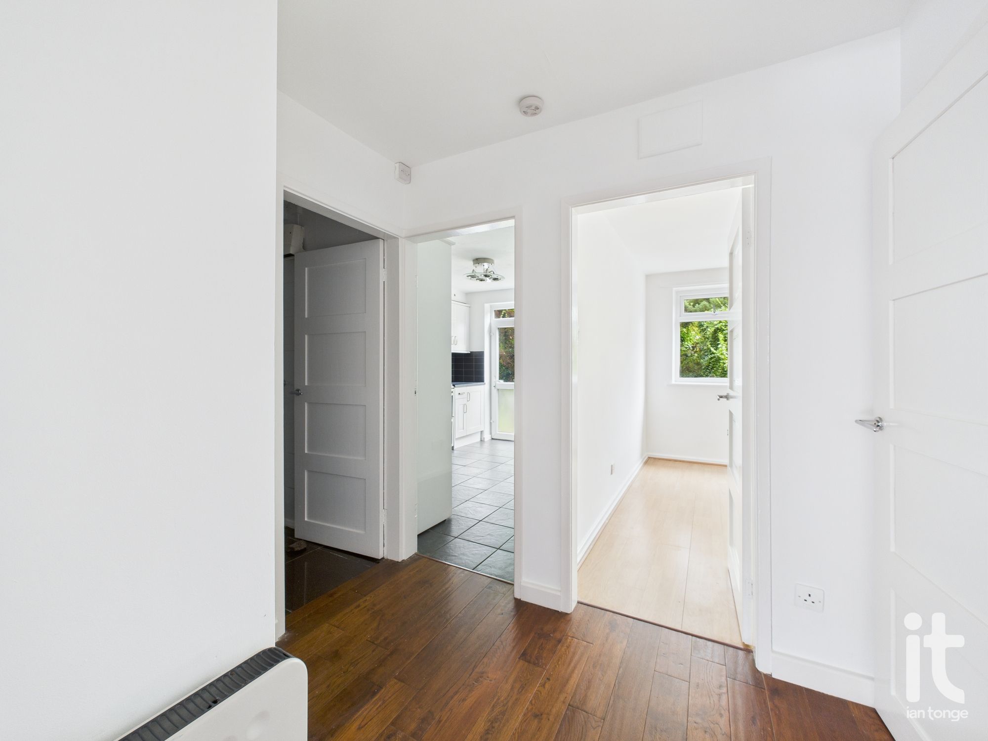 1 bedroom ground floor flat/apartment Under Offer in Stockport - Photograph 7.