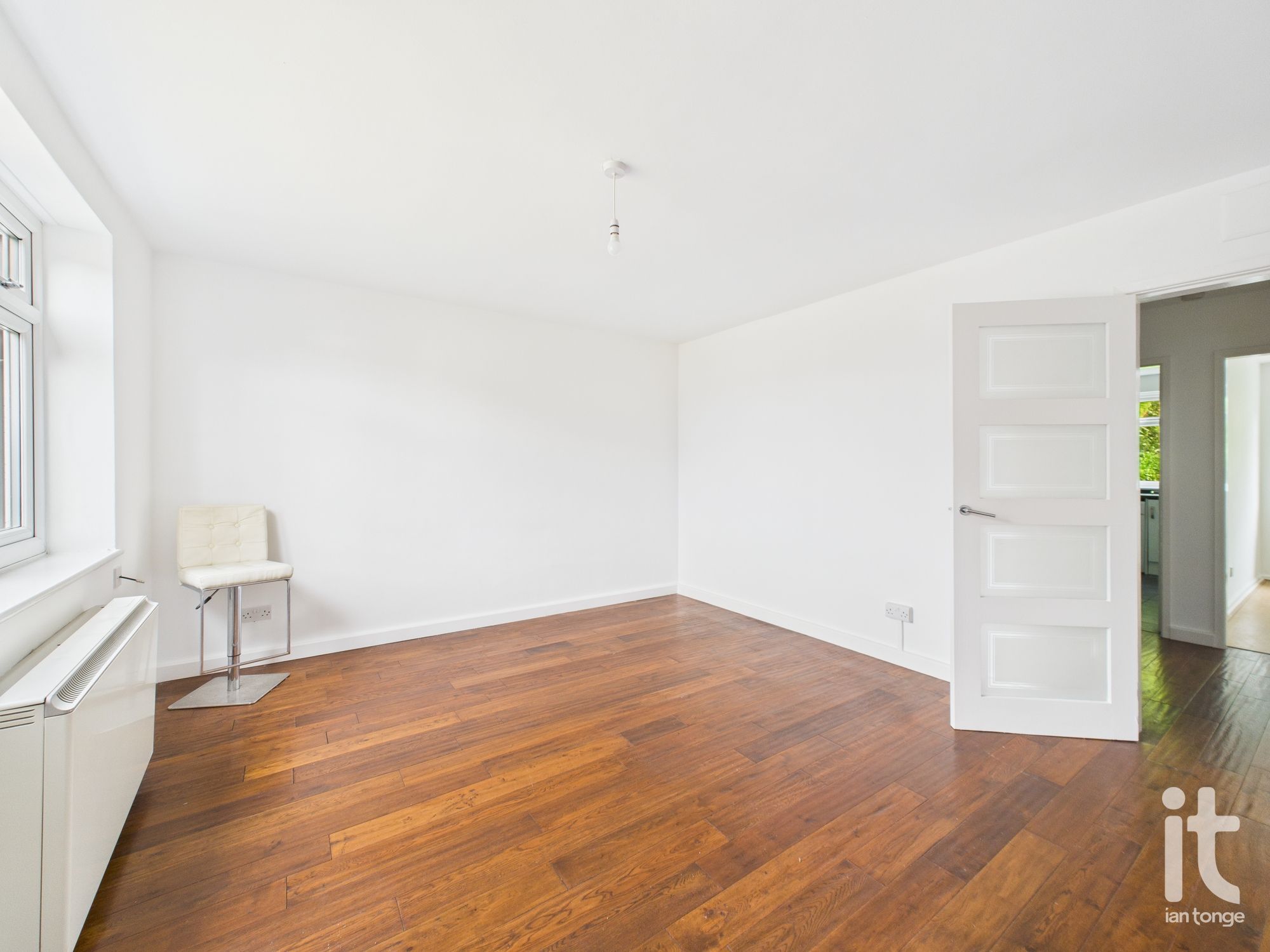 1 bedroom ground floor flat/apartment Under Offer in Stockport - Photograph 2.