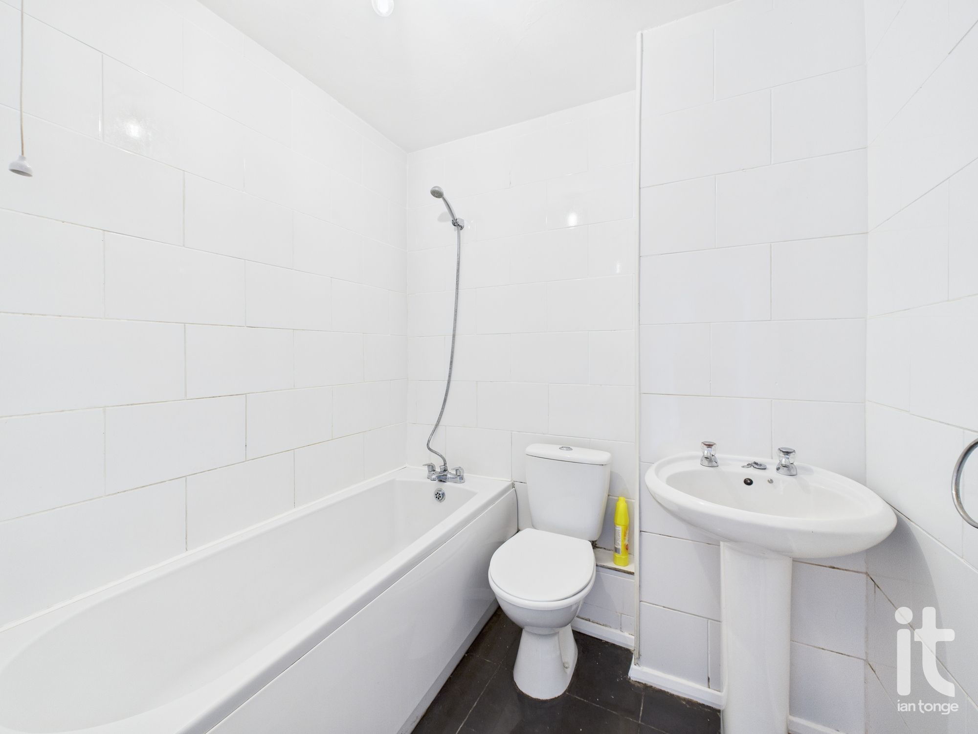 1 bedroom ground floor flat/apartment Under Offer in Stockport - Photograph 10.