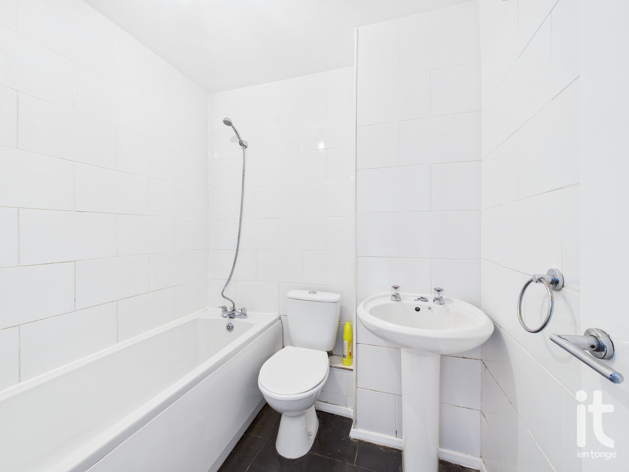 1 bedroom ground floor flat/apartment Under Offer in Stockport - Photograph 4.