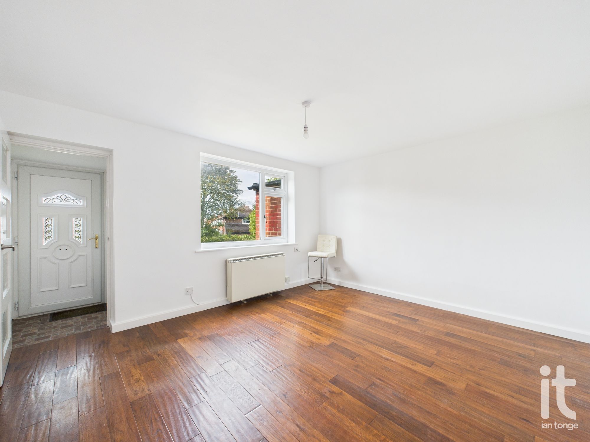 1 bedroom ground floor flat/apartment Under Offer in Stockport - Photograph 6.