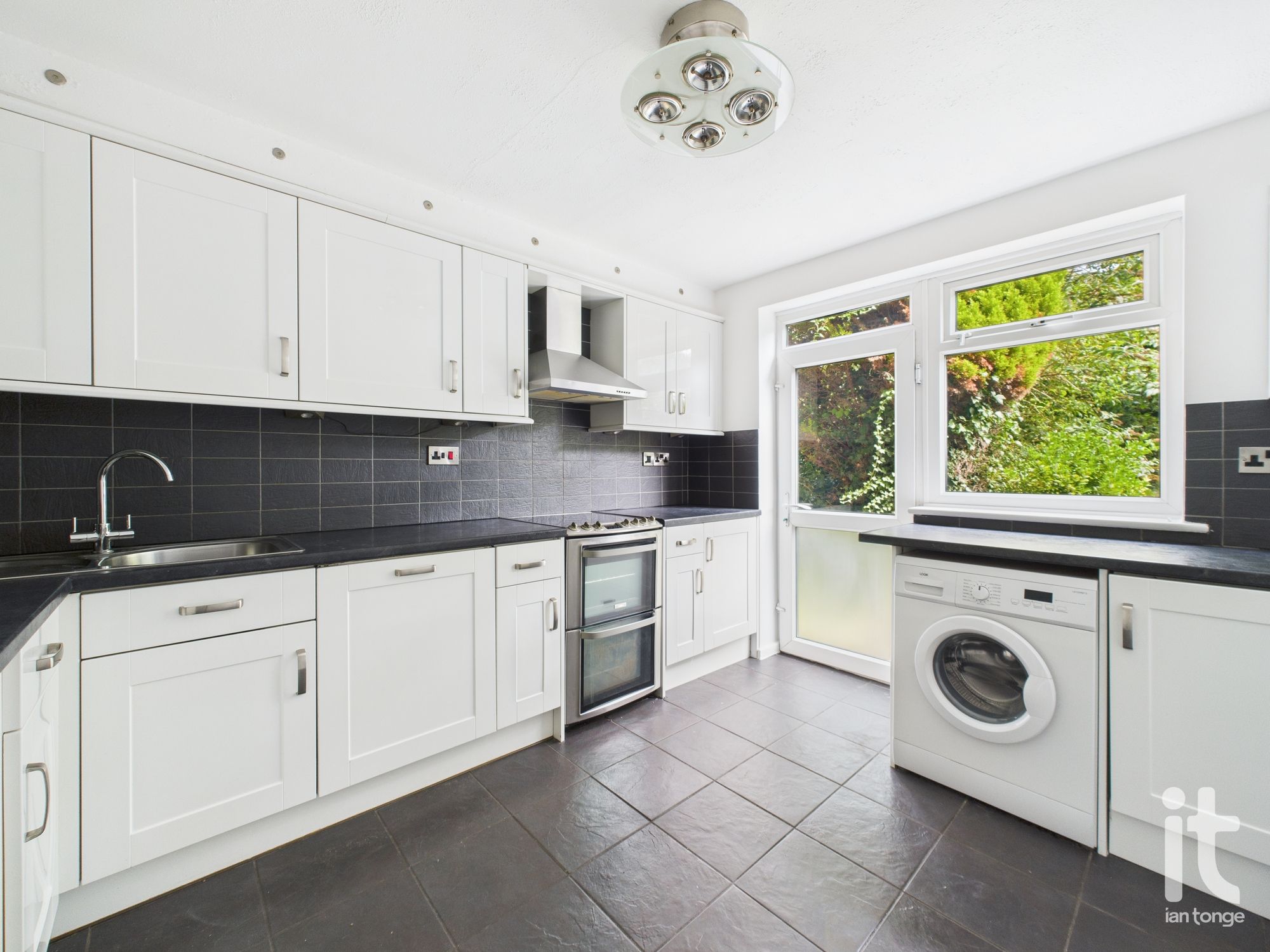 1 bedroom ground floor flat/apartment Under Offer in Stockport - Photograph 9.