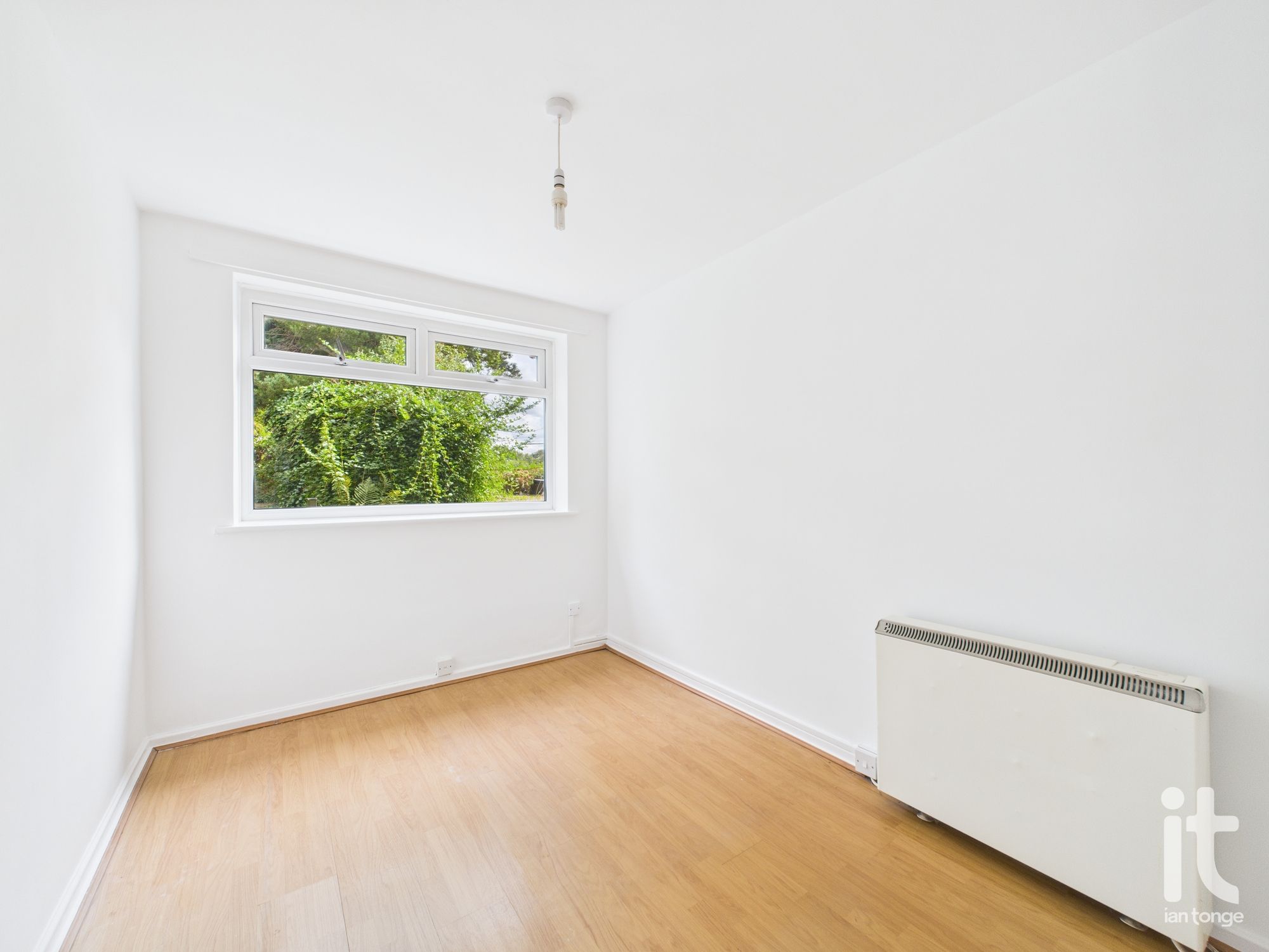 1 bedroom ground floor flat/apartment Under Offer in Stockport - Photograph 8.