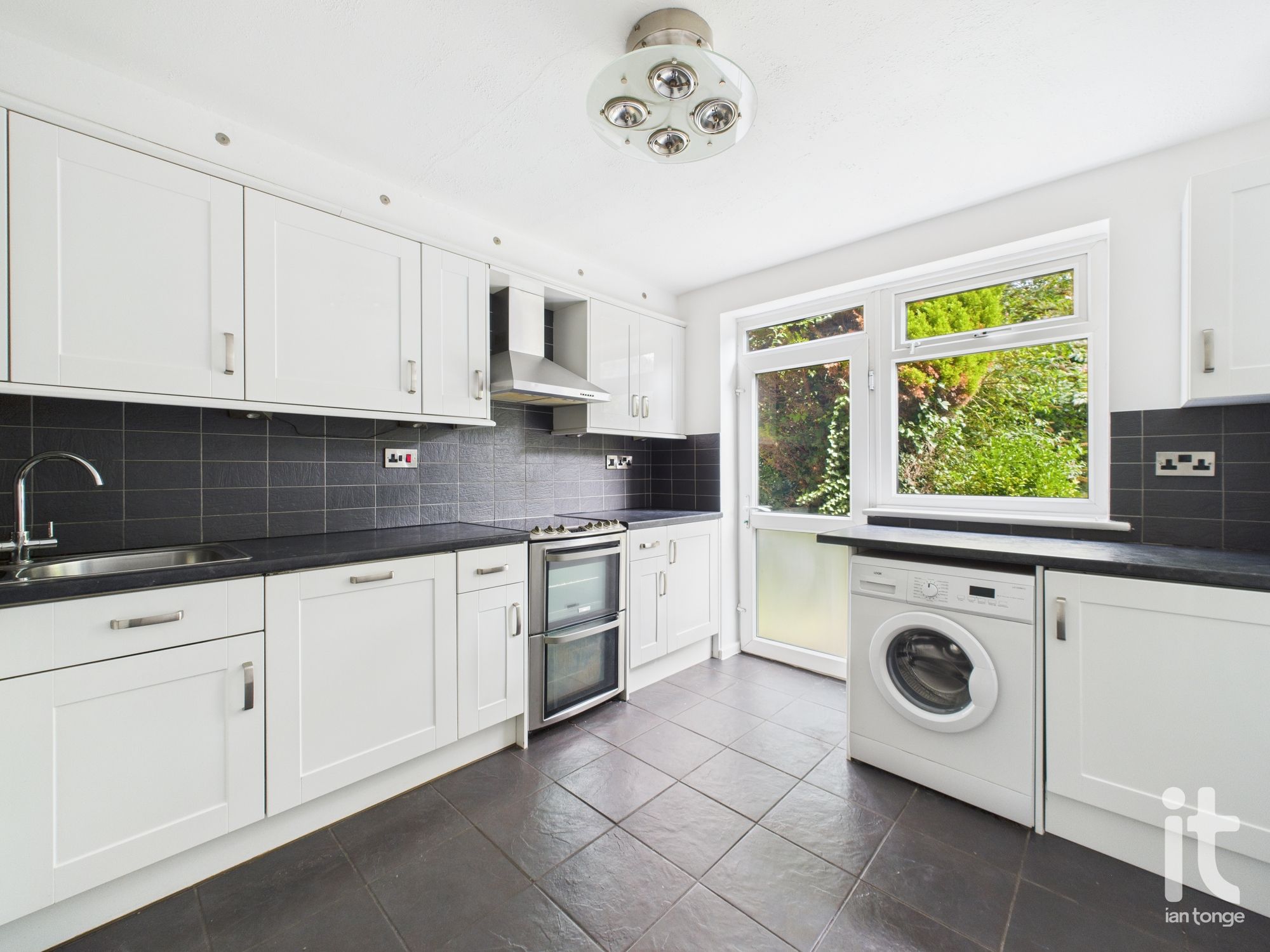 1 bedroom ground floor flat/apartment Under Offer in Stockport - Photograph 3.