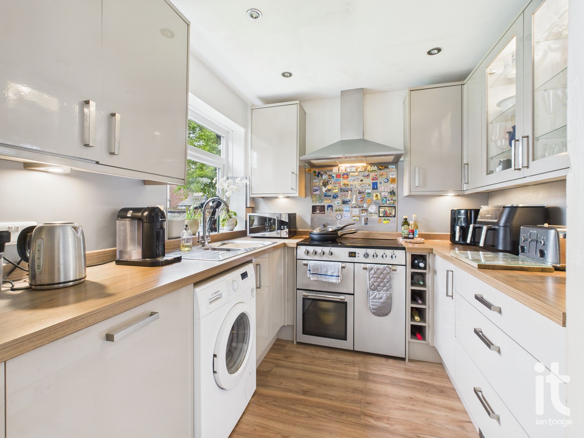 4 bedroom semi-detached house SSTC in Stockport - Photograph 7.