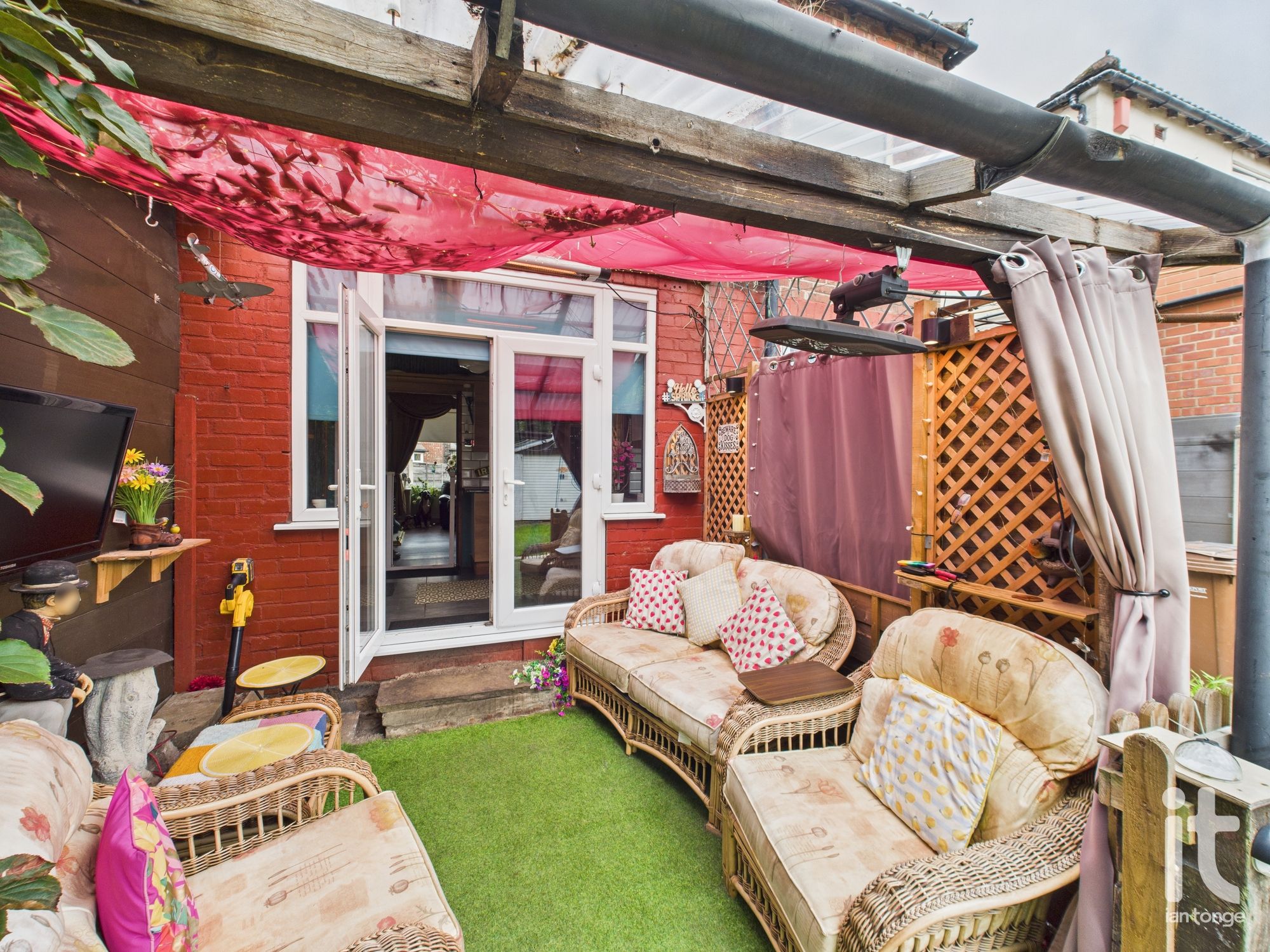 3 bedroom semi-detached house SSTC in Stockport - Photograph 18.