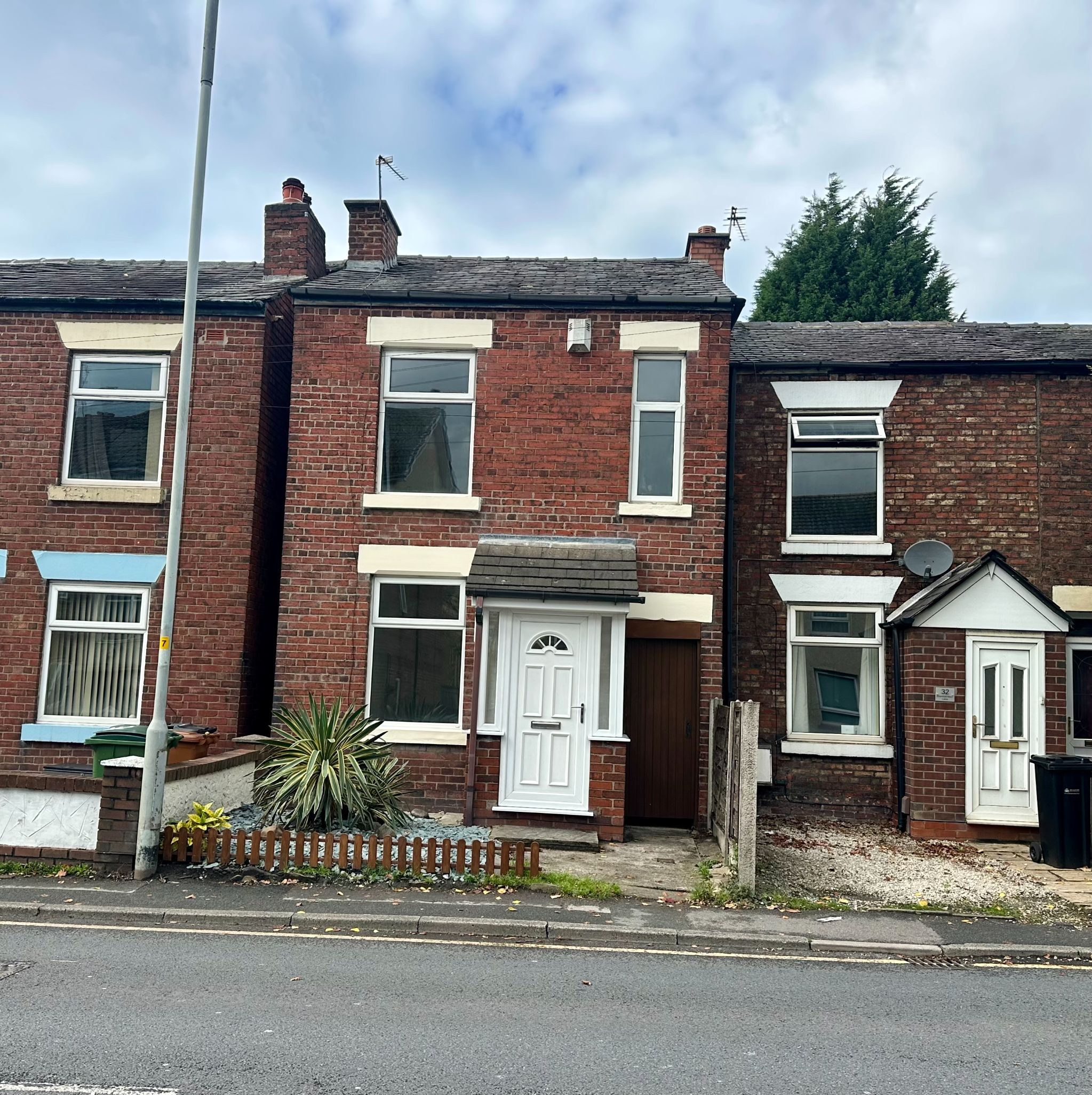 2 bedroom end terraced house For Sale in Stockport - Photograph 1.