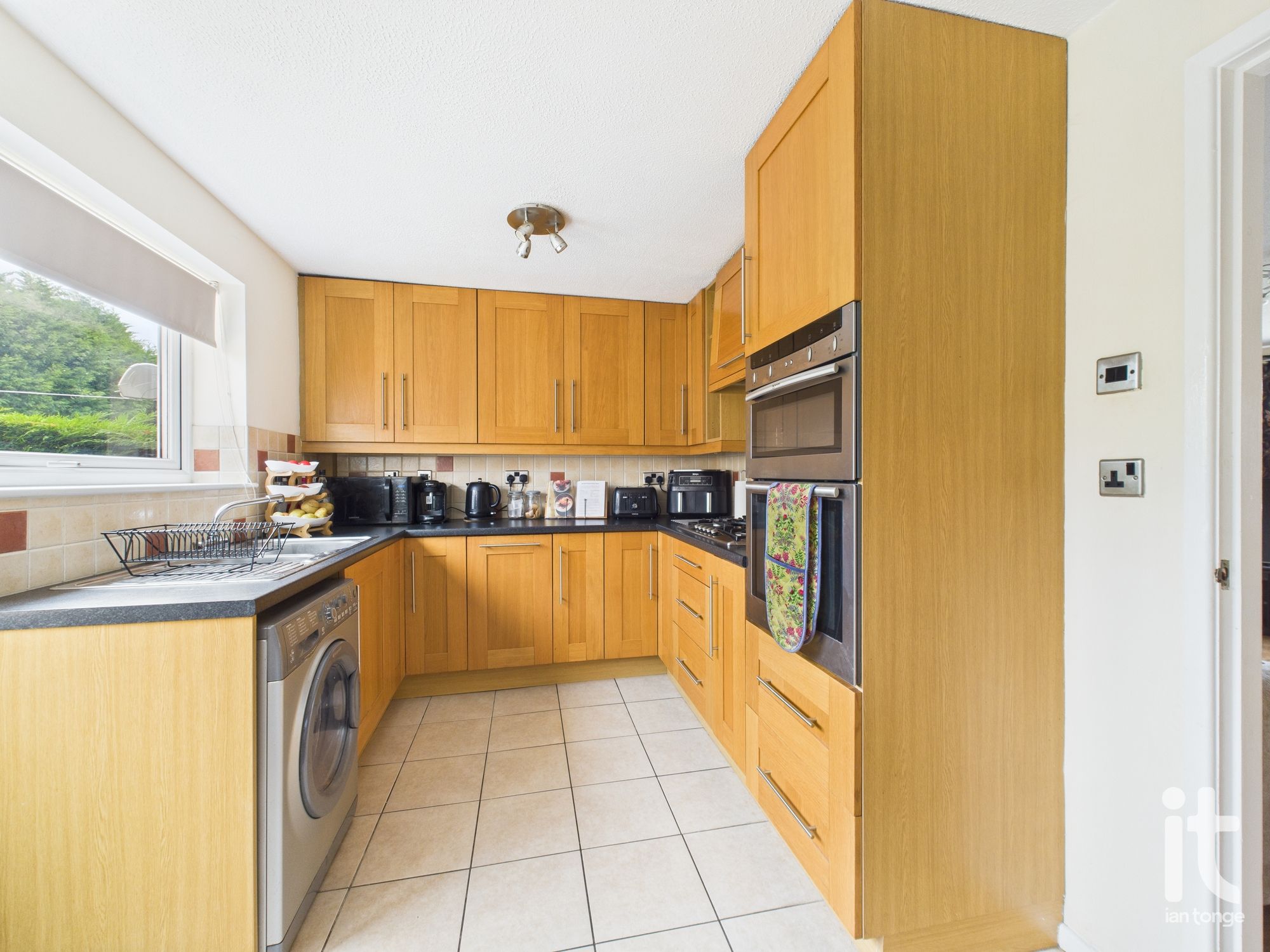 3 bedroom semi-detached house SSTC in Stockport - Photograph 9.