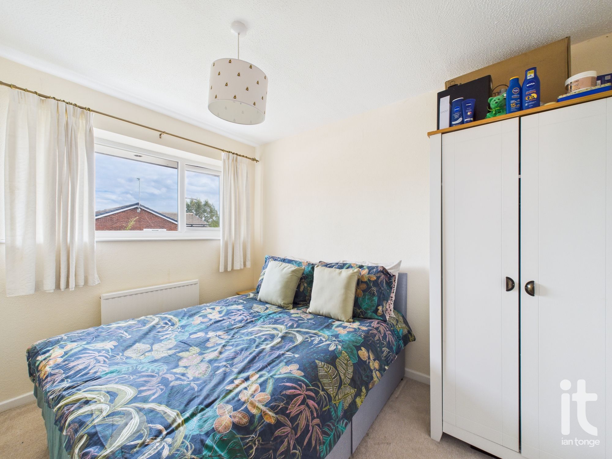 3 bedroom semi-detached house SSTC in Stockport - Photograph 15.