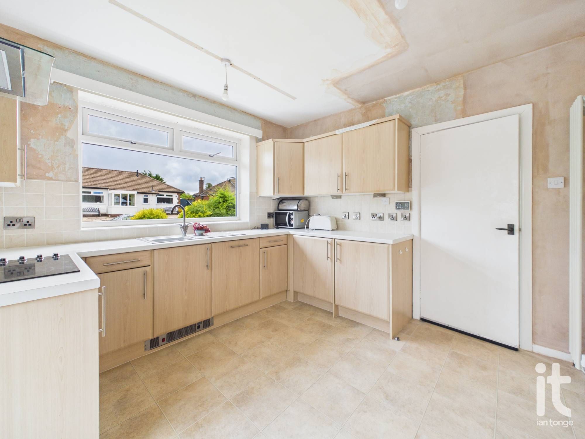 2 bedroom detached bungalow For Sale in Stockport - Photograph 8.