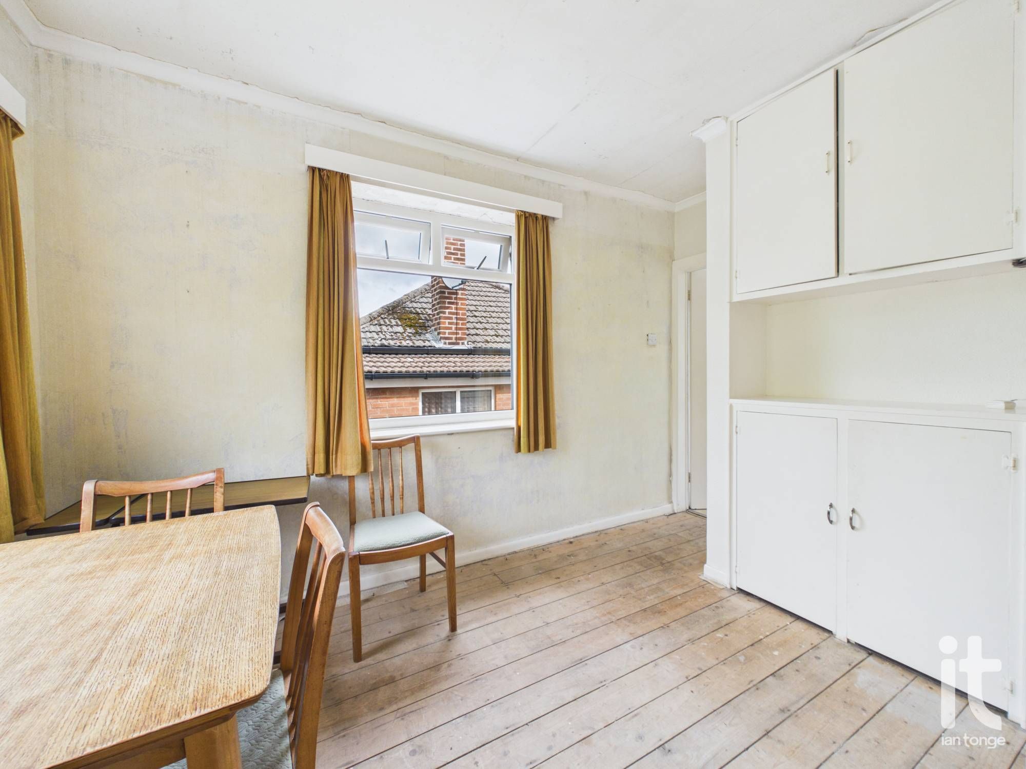 2 bedroom detached bungalow For Sale in Stockport - Photograph 7.