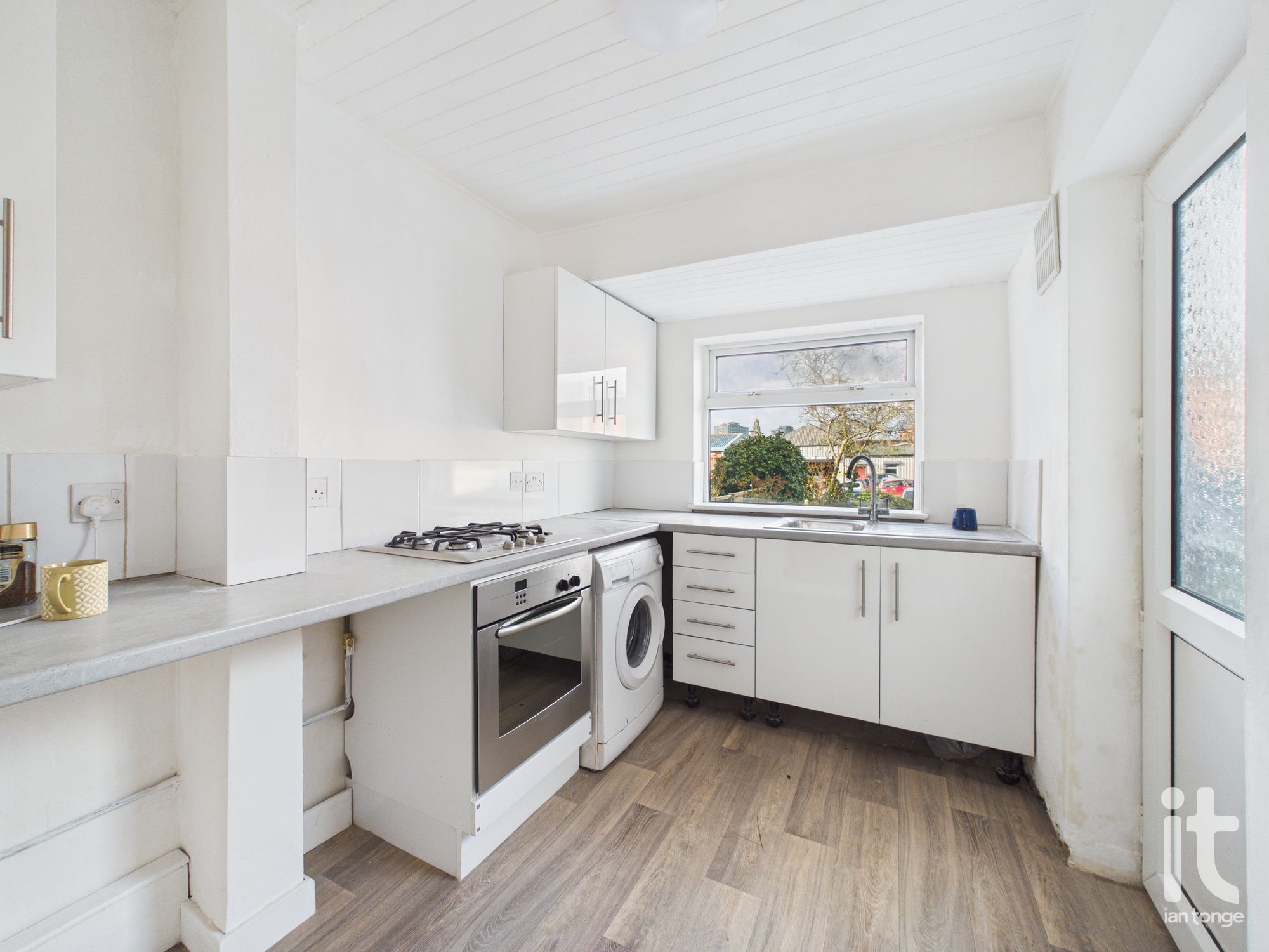 2 bedroom mid terraced house SSTC in Stockport - Photograph 9.