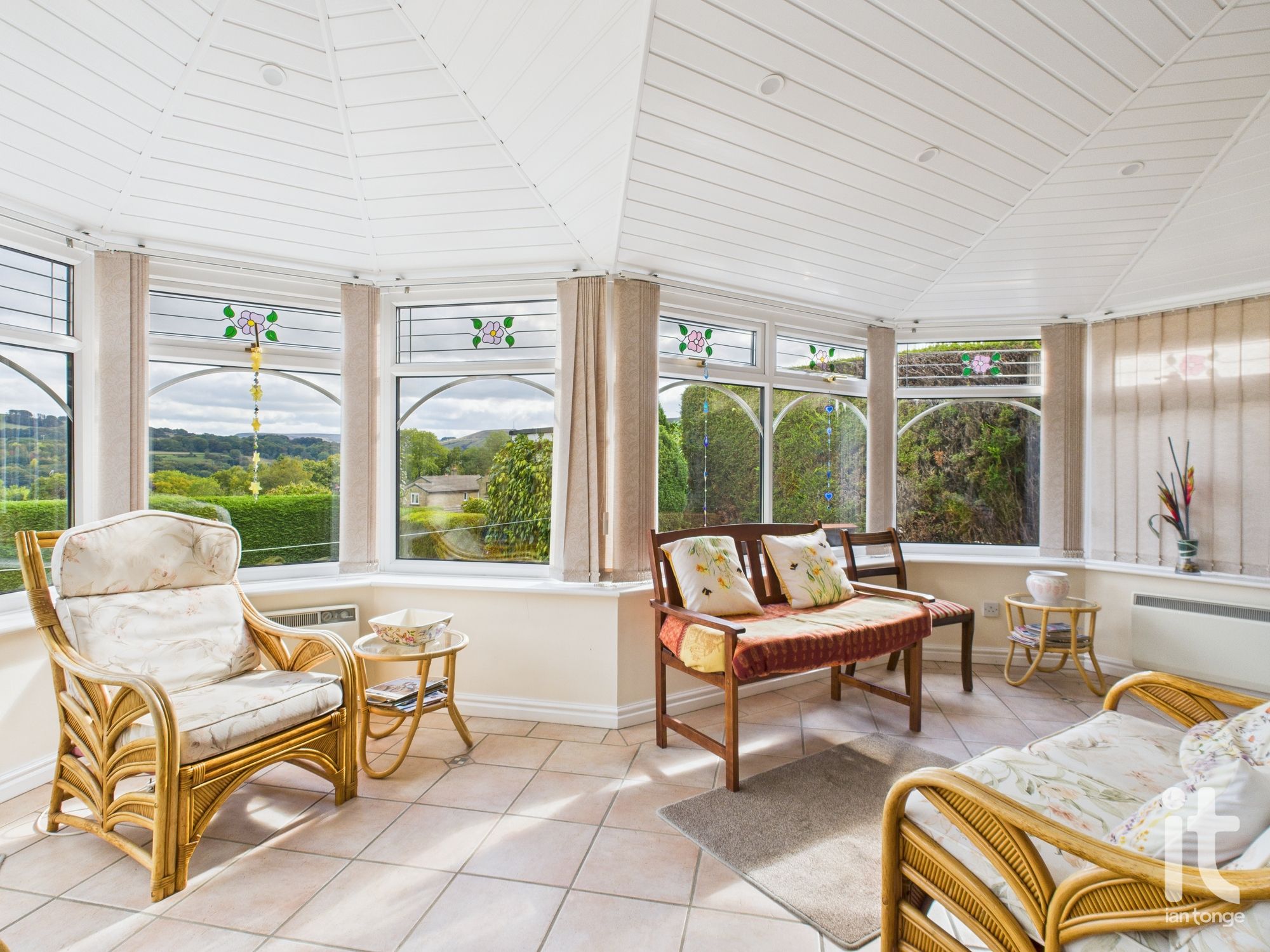 4 bedroom detached house Sold in High Peak - Photograph 8.