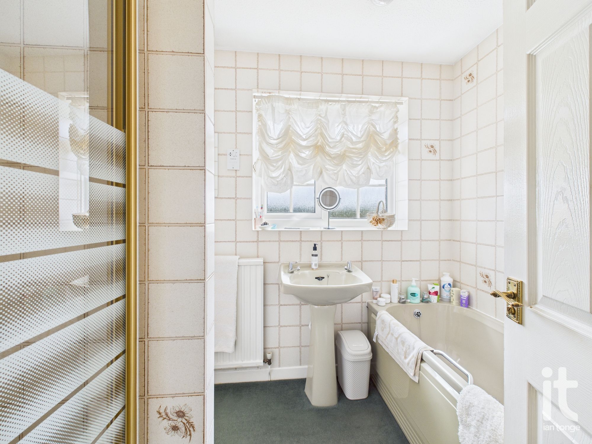 4 bedroom detached house Sold in High Peak - Photograph 16.