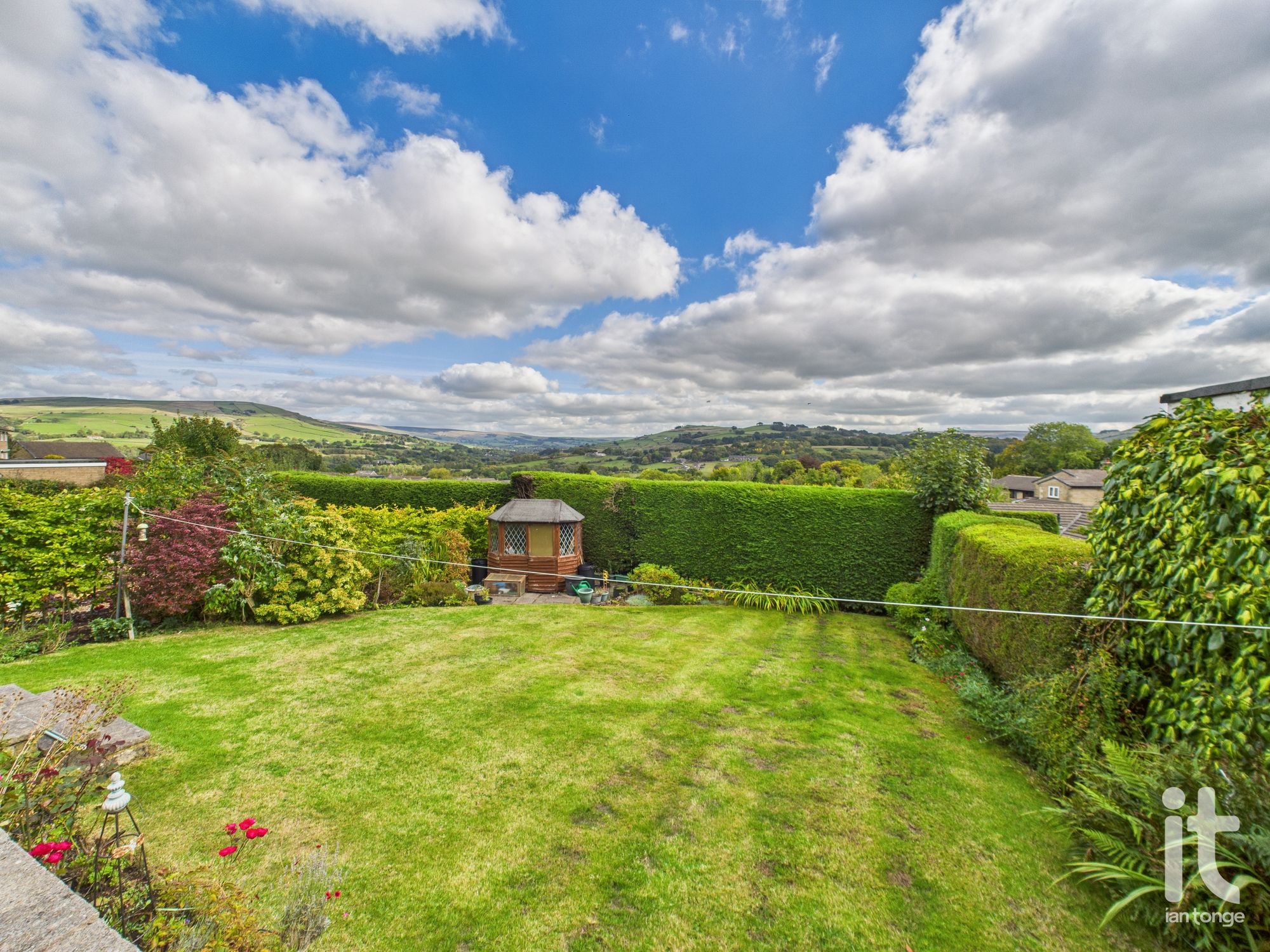 4 bedroom detached house Sold in High Peak - Photograph 2.