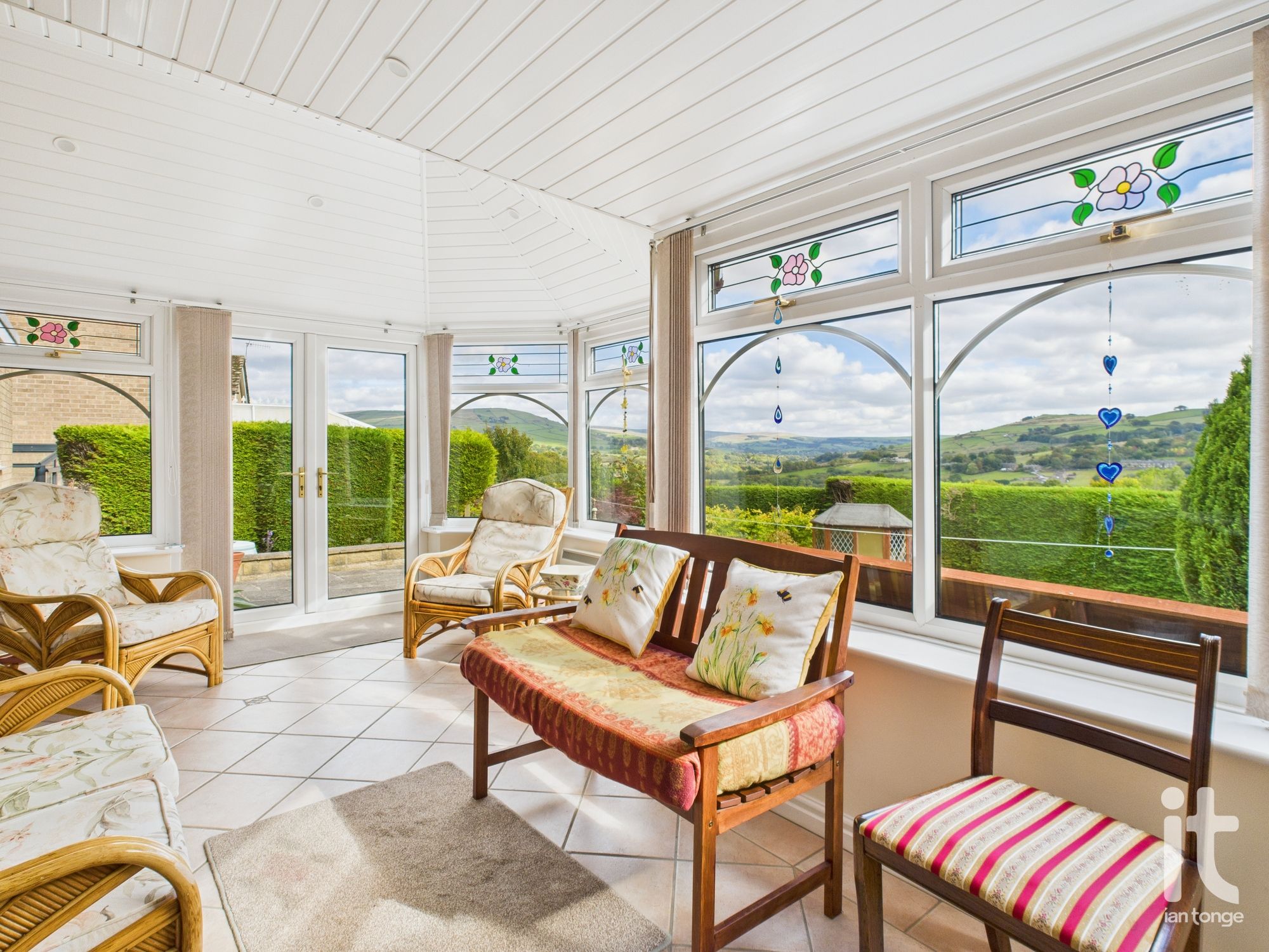 4 bedroom detached house Sold in High Peak - Photograph 3.