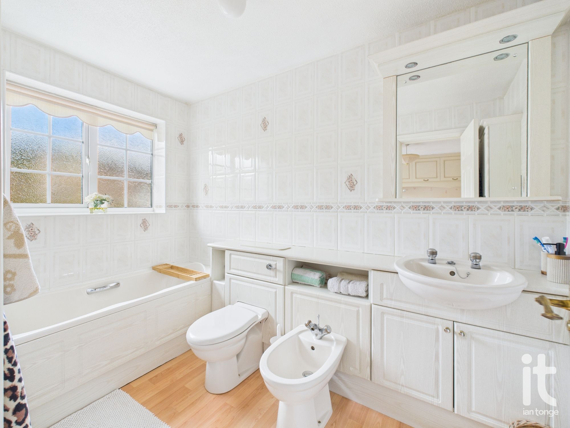 4 bedroom detached house Sold in High Peak - Photograph 12.