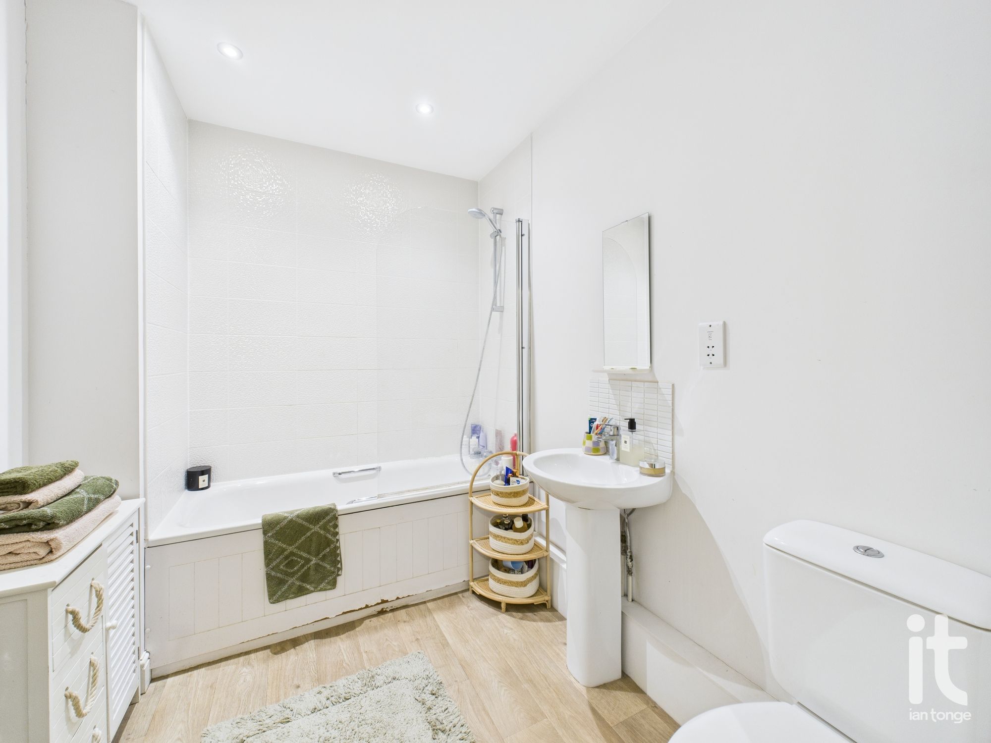 2 bedroom apartment flat/apartment Under Offer in Stockport - Photograph 5.