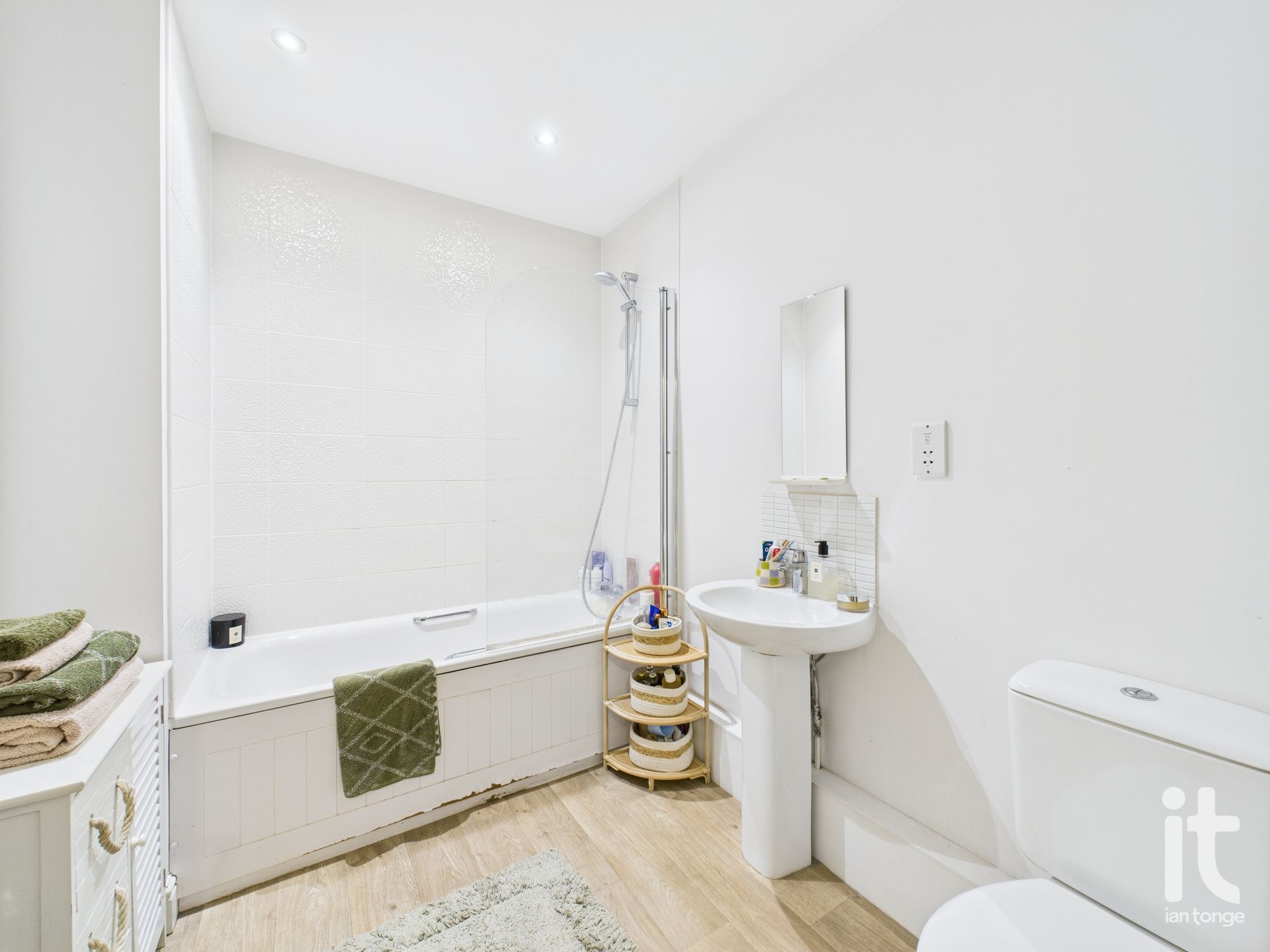 2 bedroom apartment flat/apartment Under Offer in Stockport - Photograph 4.