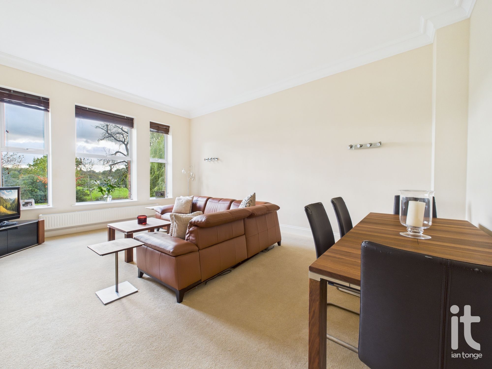 2 bedroom ground floor flat/apartment SSTC in Stockport - Photograph 8.