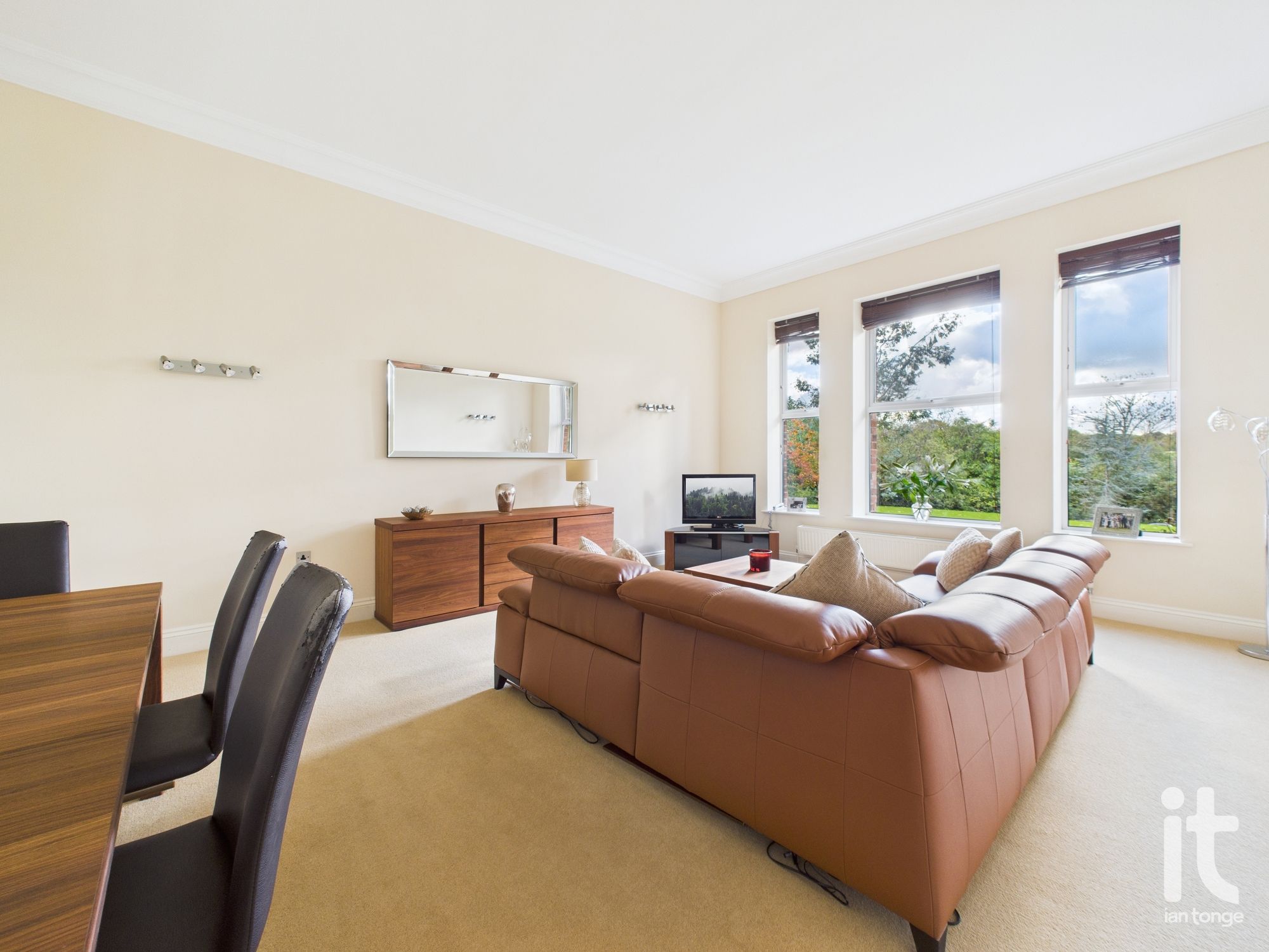 2 bedroom ground floor flat/apartment SSTC in Stockport - Photograph 10.