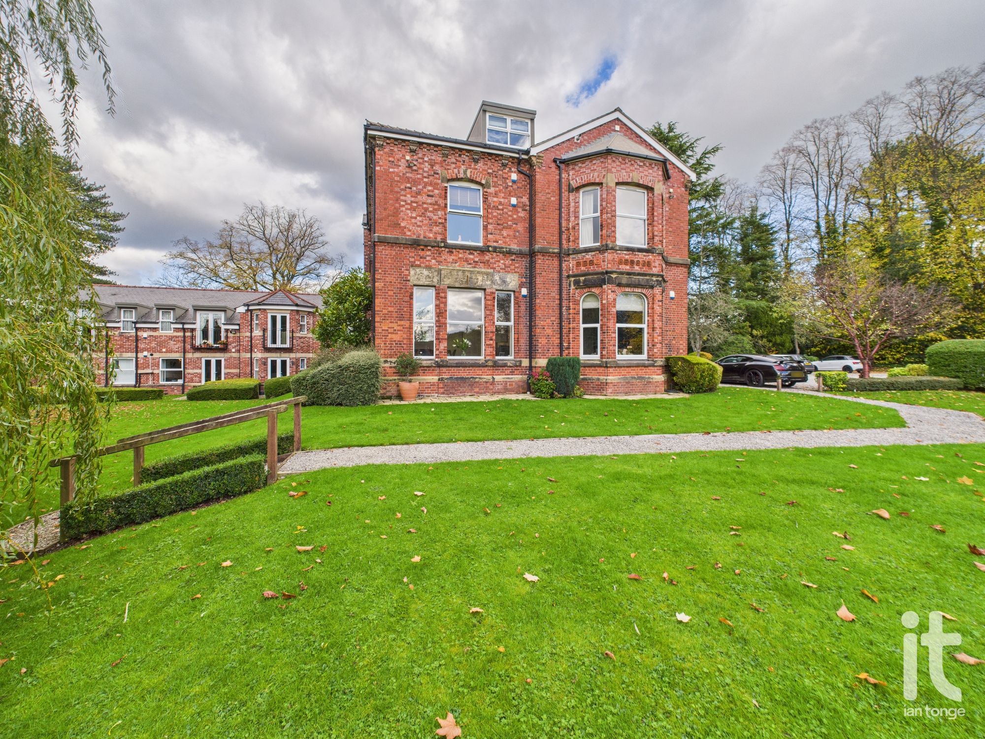 2 bedroom ground floor flat/apartment SSTC in Stockport - Photograph 19.
