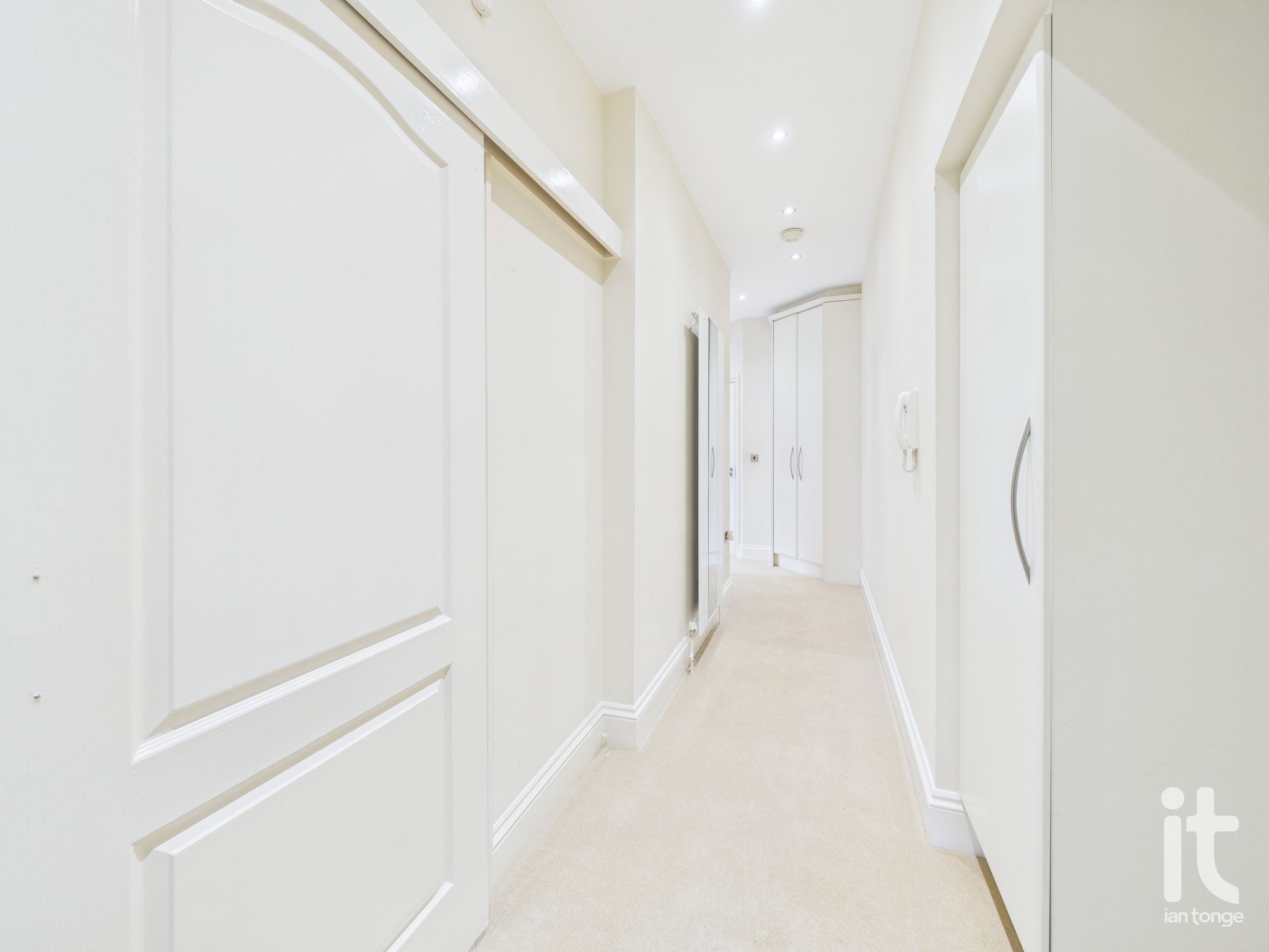 2 bedroom ground floor flat/apartment SSTC in Stockport - Photograph 6.