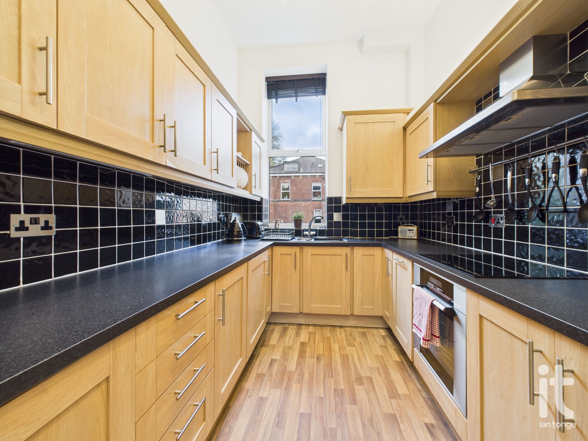 2 bedroom ground floor flat/apartment SSTC in Stockport - Photograph 7.