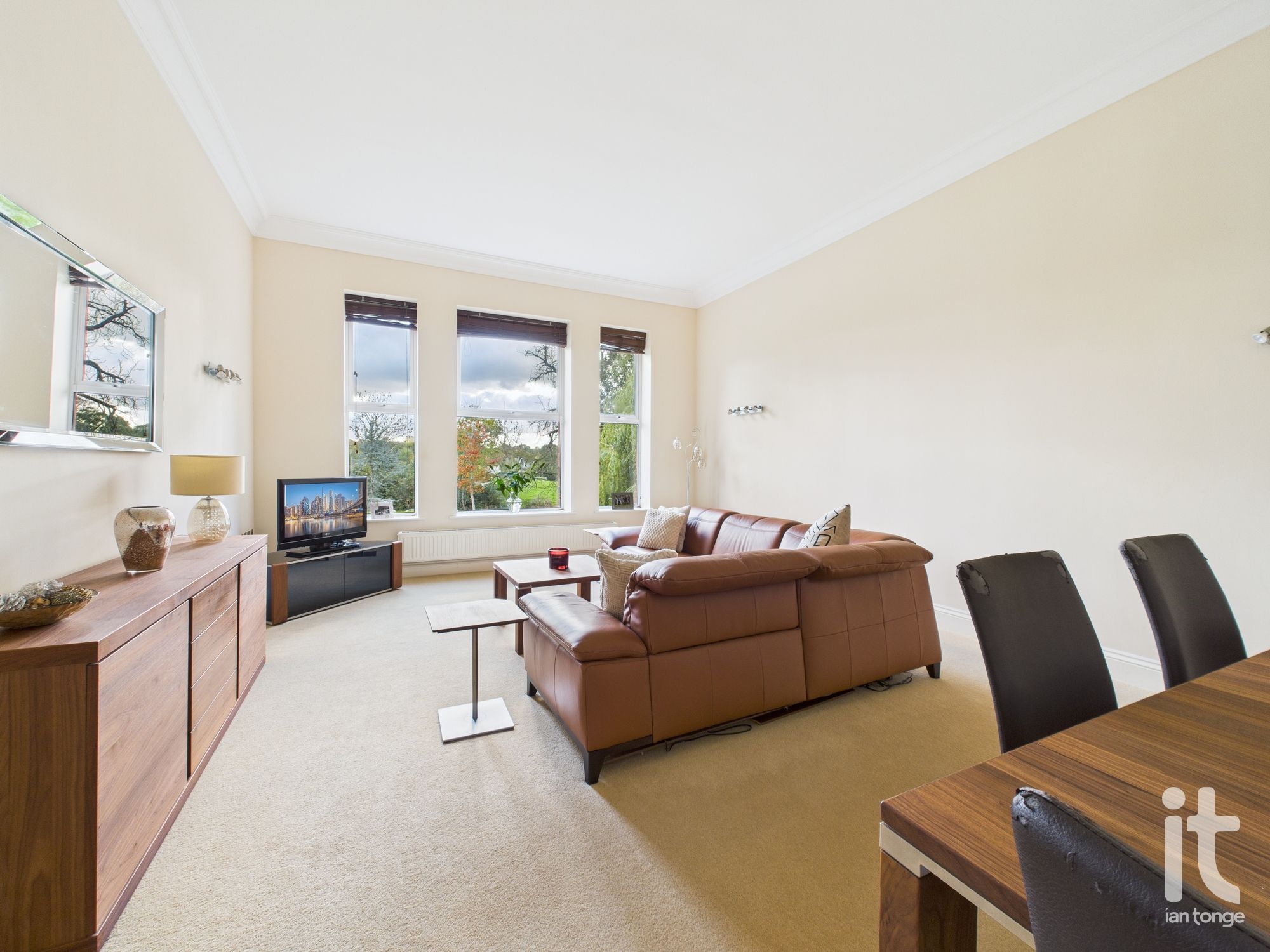 2 bedroom ground floor flat/apartment SSTC in Stockport - Photograph 9.