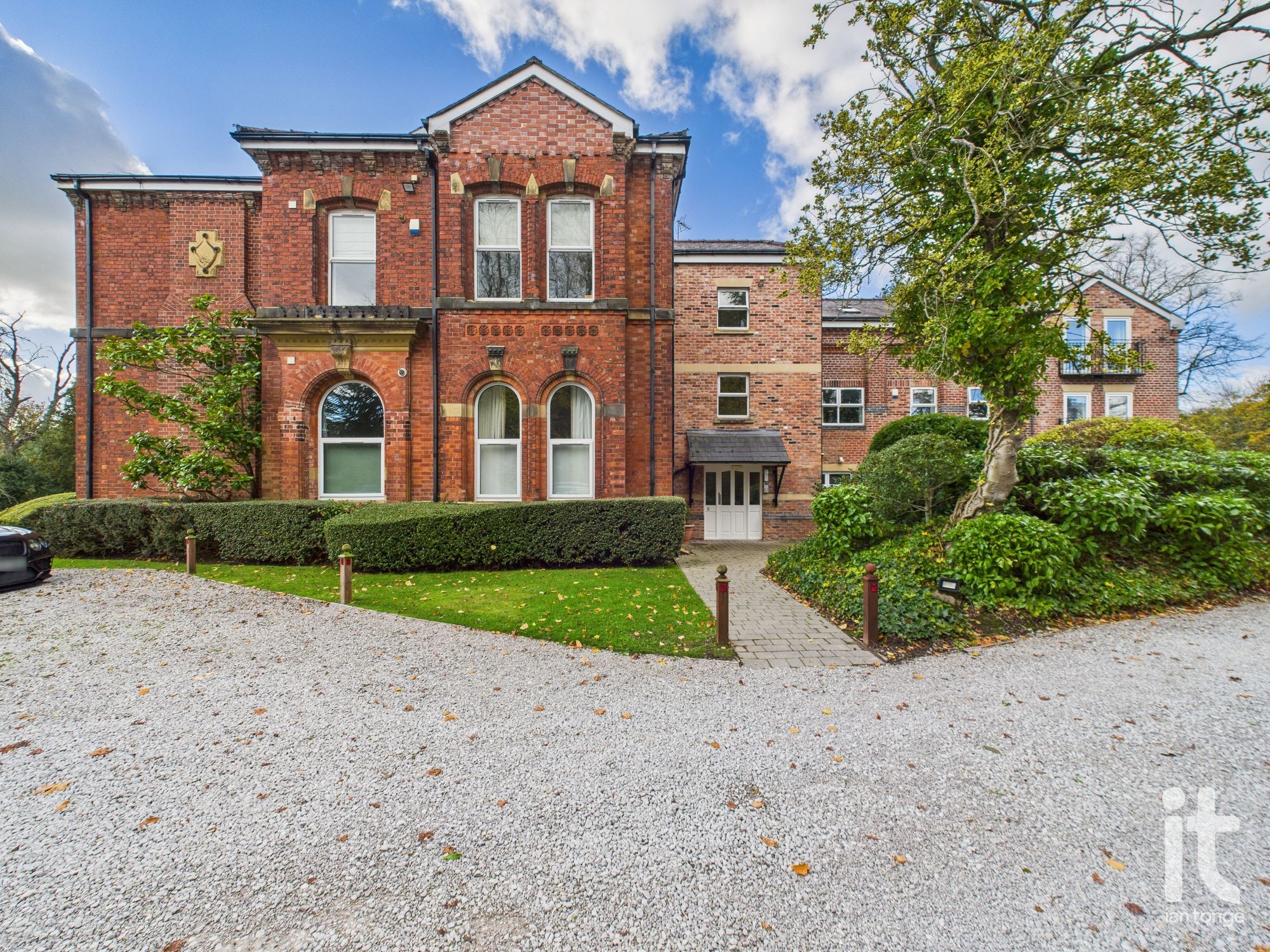 2 bedroom ground floor flat/apartment SSTC in Stockport - Photograph 5.