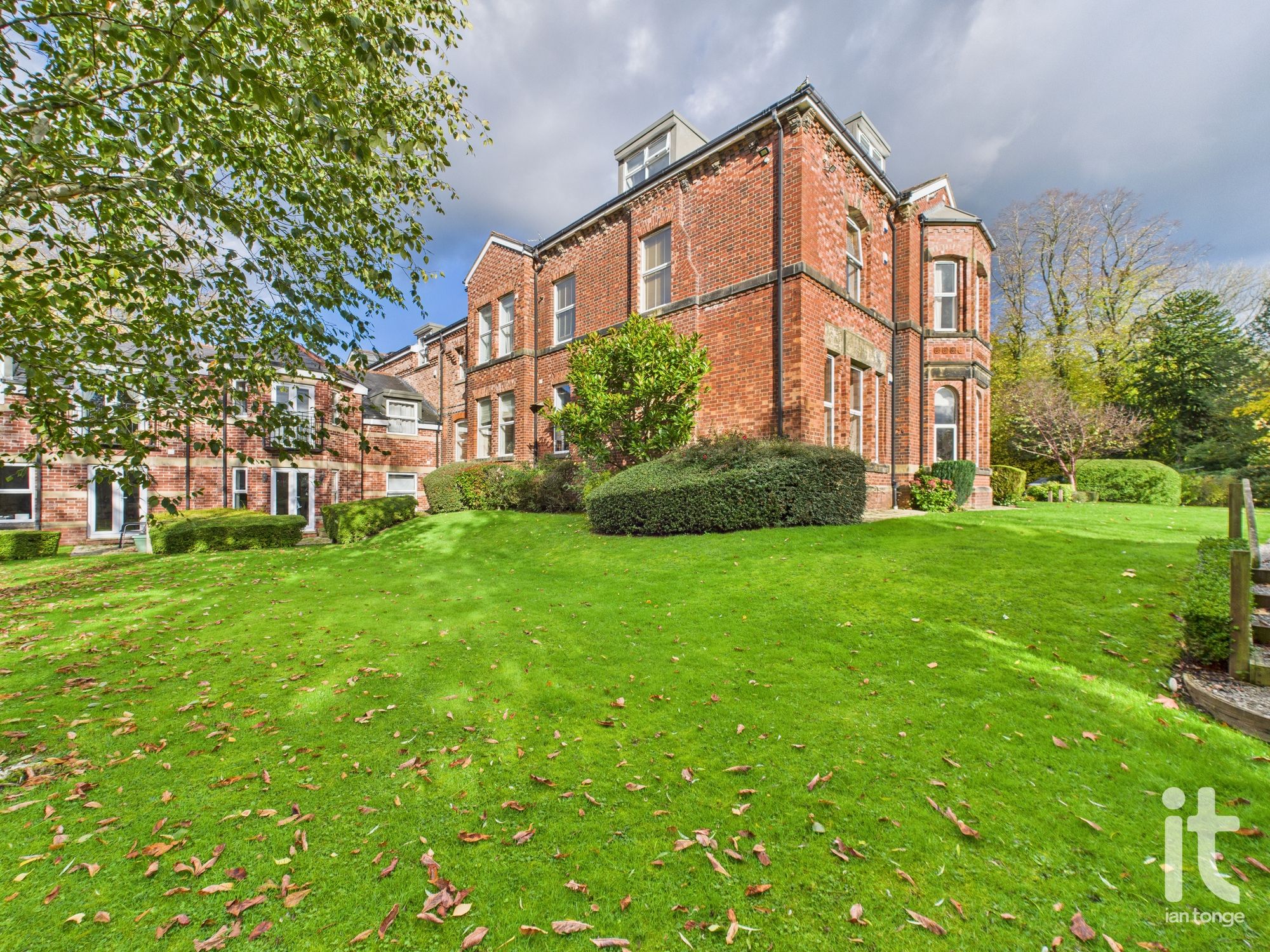 2 bedroom ground floor flat/apartment SSTC in Stockport - Photograph 20.