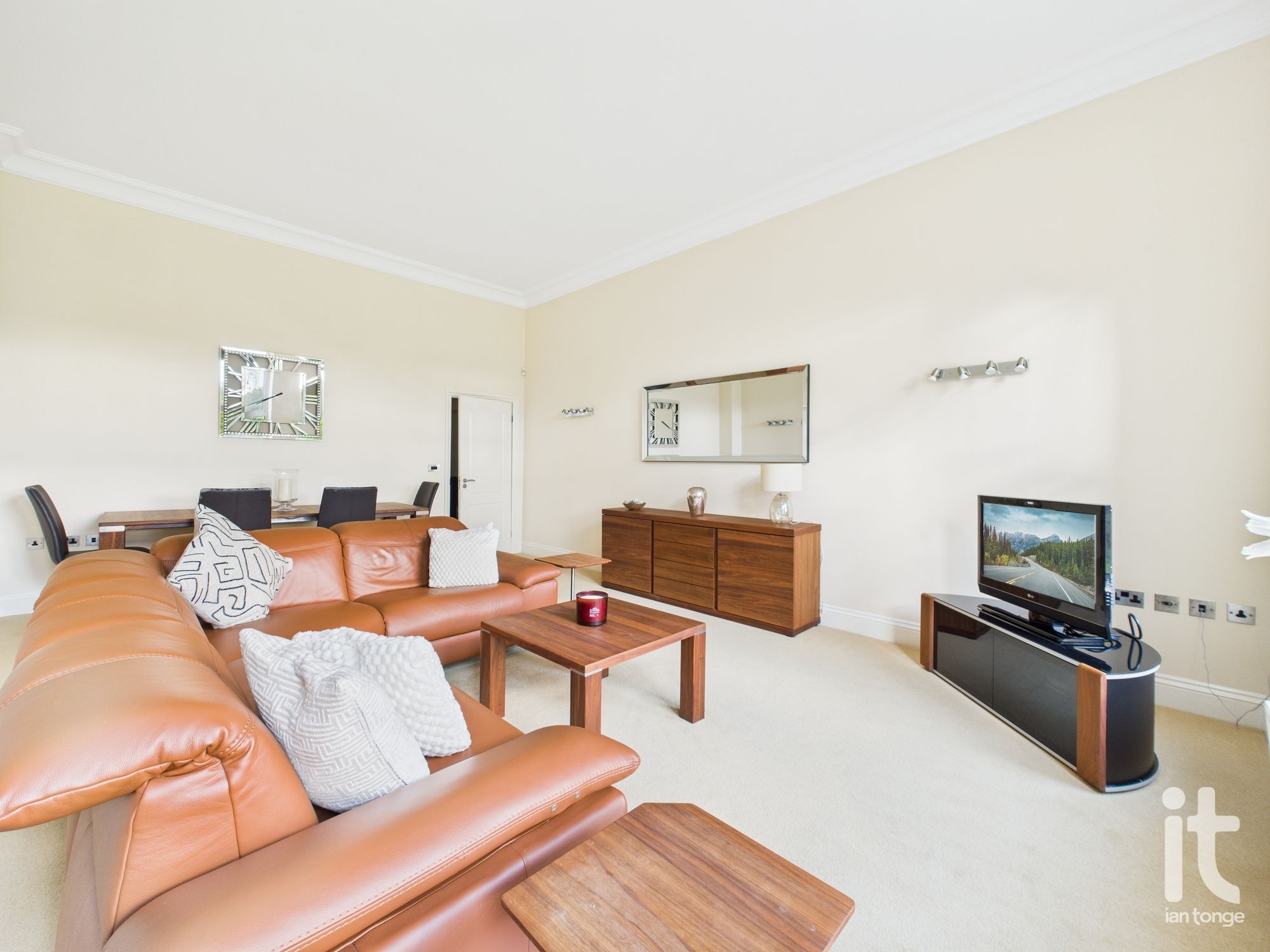 2 bedroom ground floor flat/apartment SSTC in Stockport - Photograph 11.